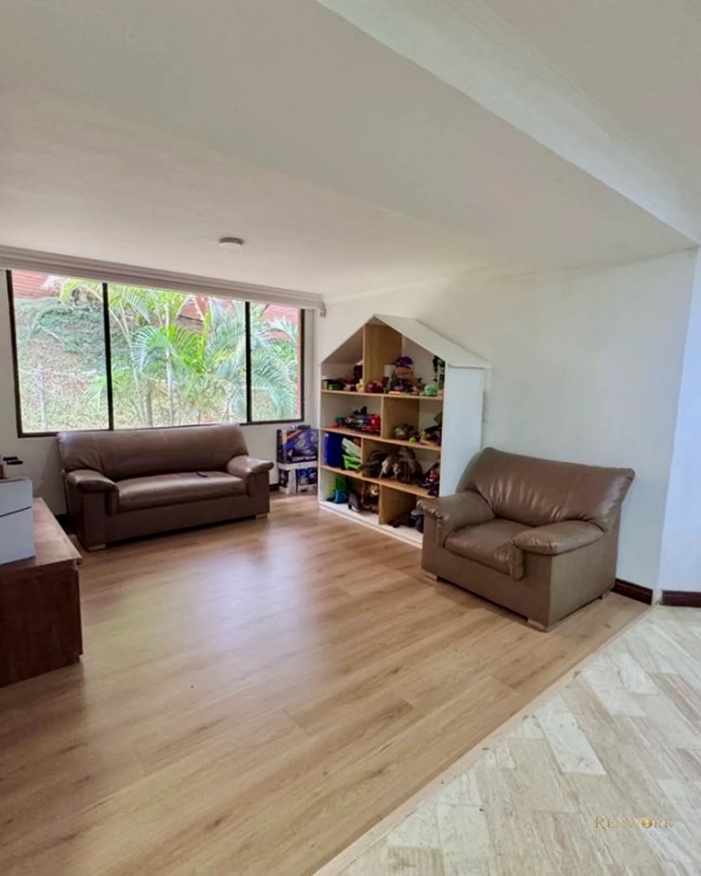 280 MTR CON SALIDA AL JARDÍN, 4 ALCOBAS CON BAÑO, 2 ESTUDIOS, SERVICIO · foto 3