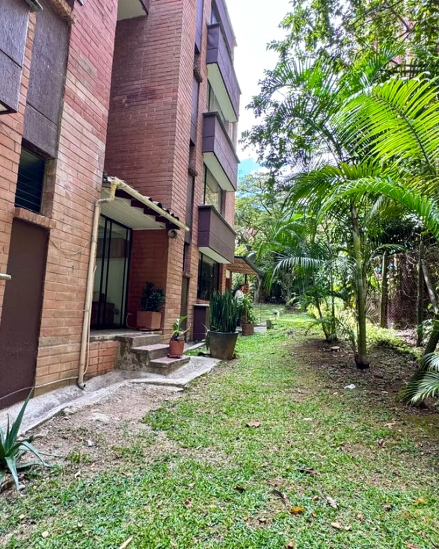 280 MTR CON SALIDA AL JARDÍN, 4 ALCOBAS CON BAÑO, 2 ESTUDIOS, SERVICIO · foto 21