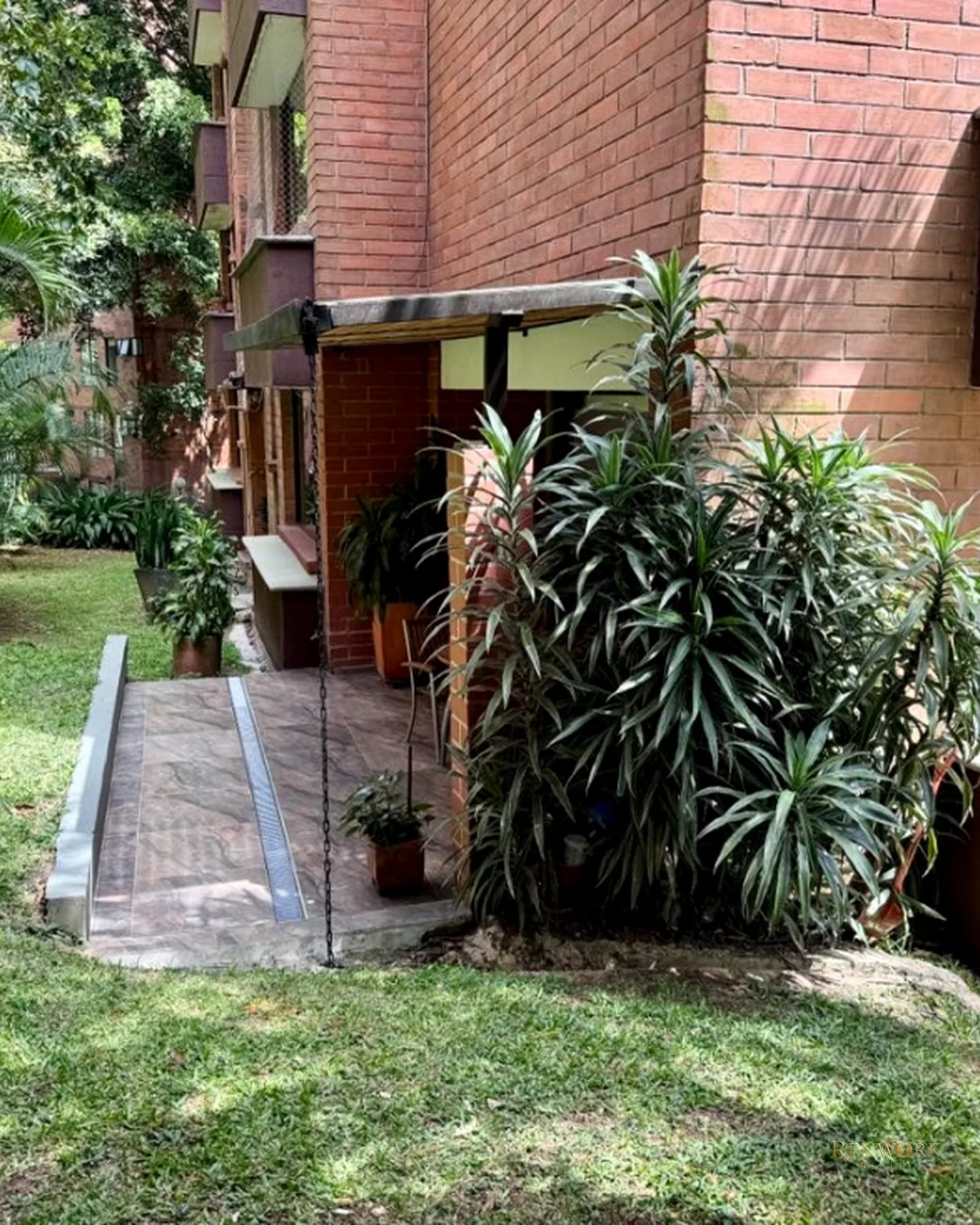 280 MTR CON SALIDA AL JARDÍN, 4 ALCOBAS CON BAÑO, 2 ESTUDIOS, SERVICIO · foto 20