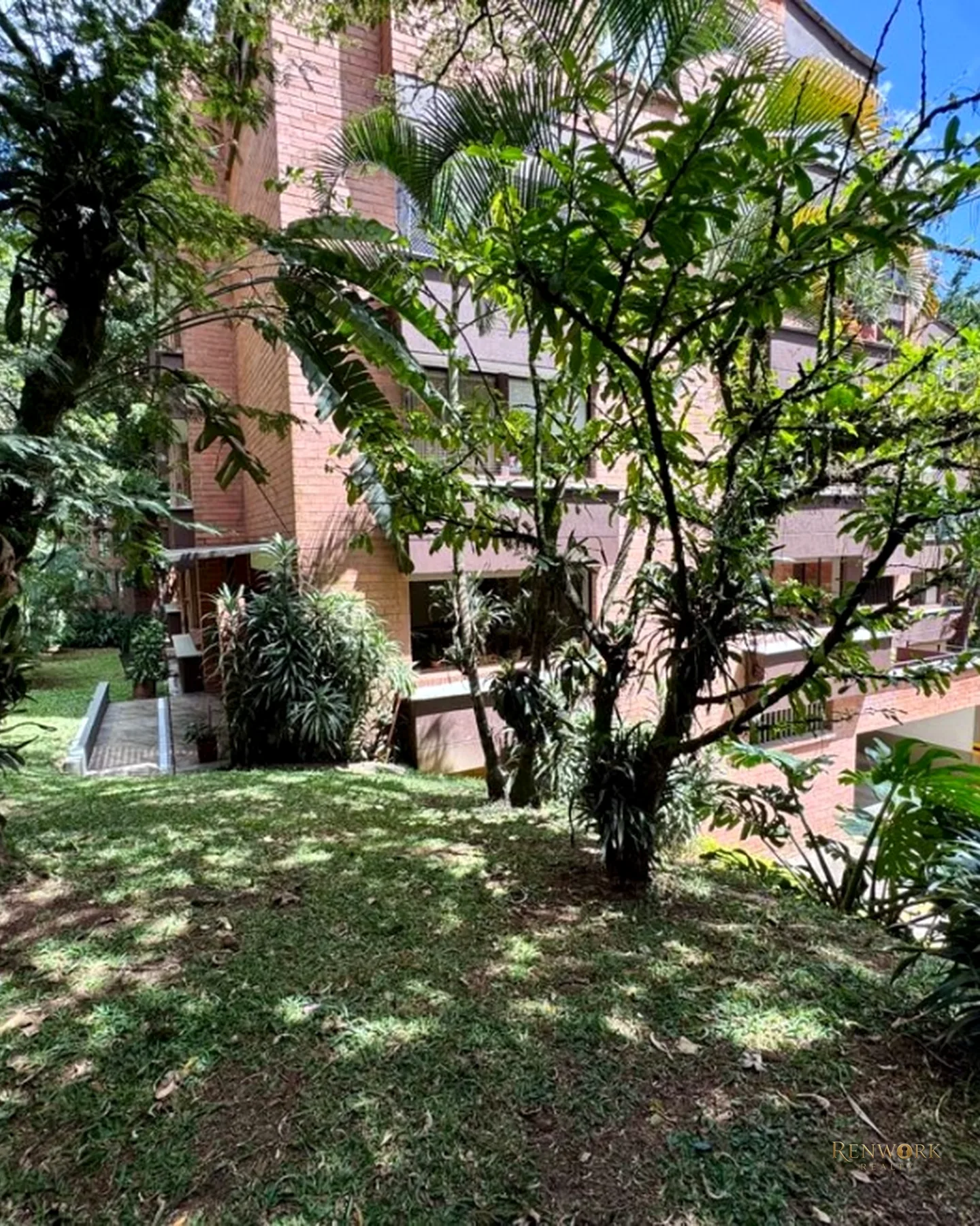 280 MTR CON SALIDA AL JARDÍN, 4 ALCOBAS CON BAÑO, 2 ESTUDIOS, SERVICIO · foto 23