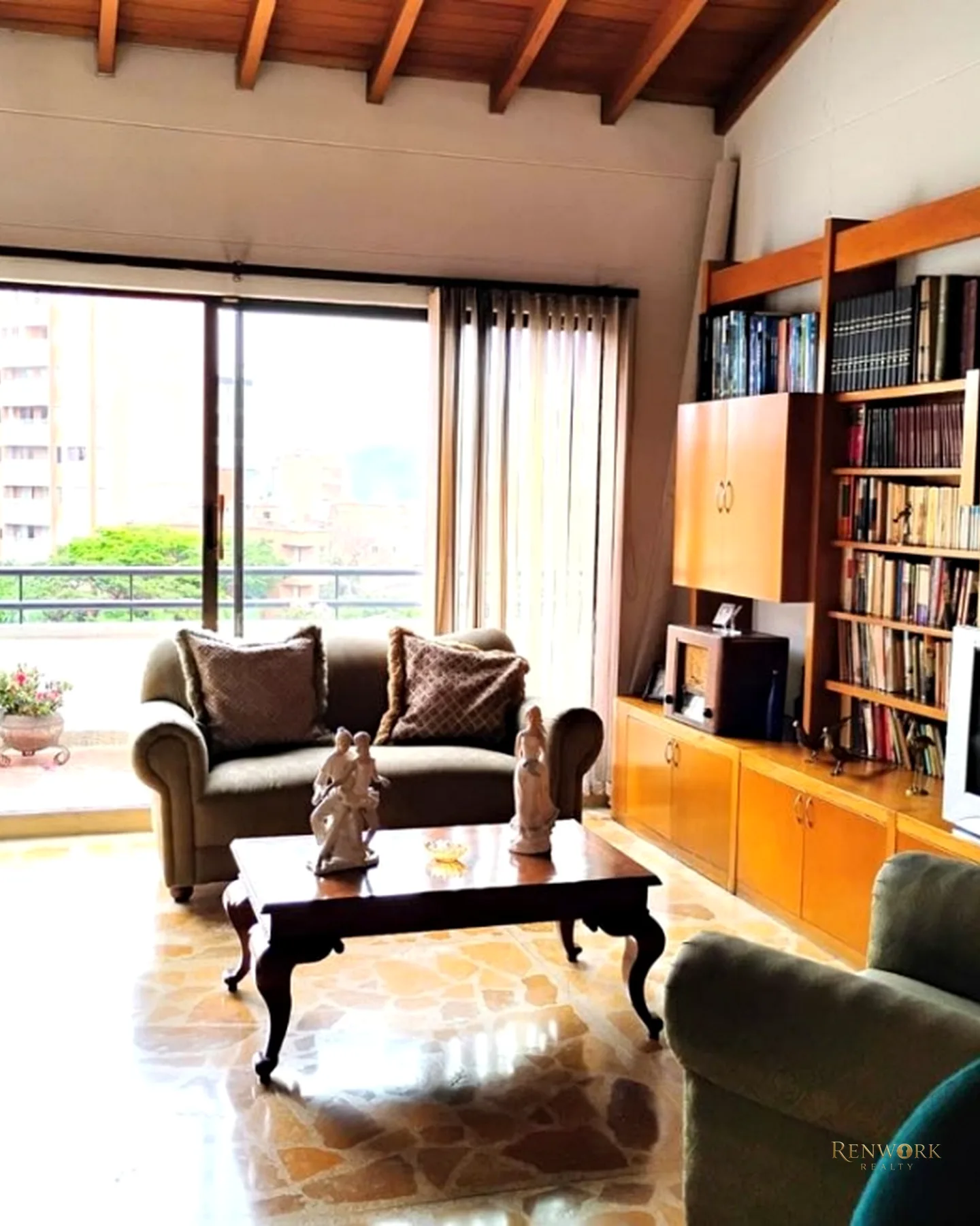 AMPLIO APARTAMENTO DUPLEX EN LAURELES · foto 1