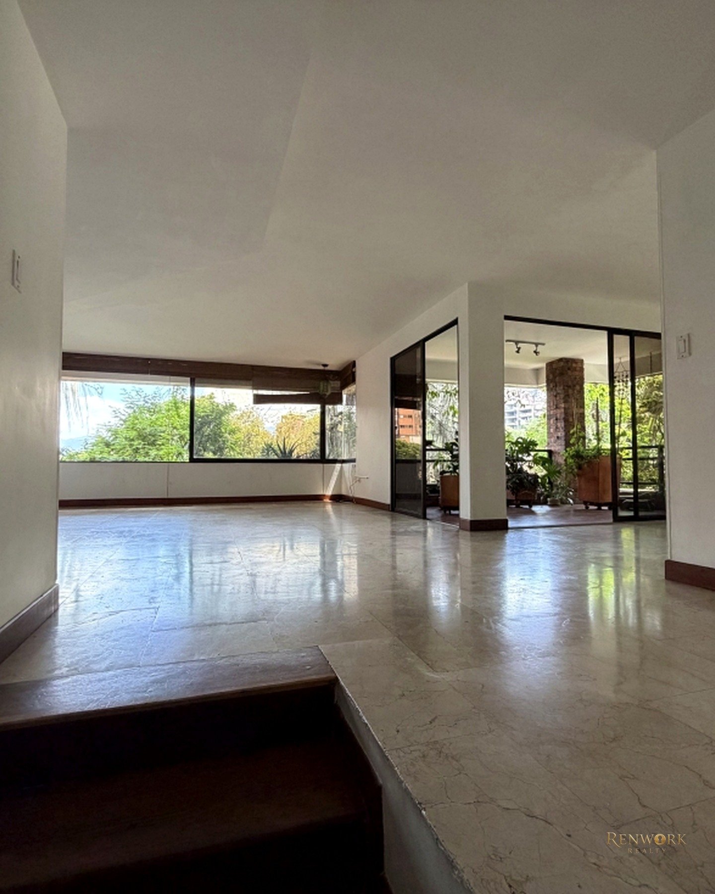 APARTAMENTO DE 3 NIVELES CON GRAN POTENCIAL DE REFORMA EN EL POBLADO · foto 3