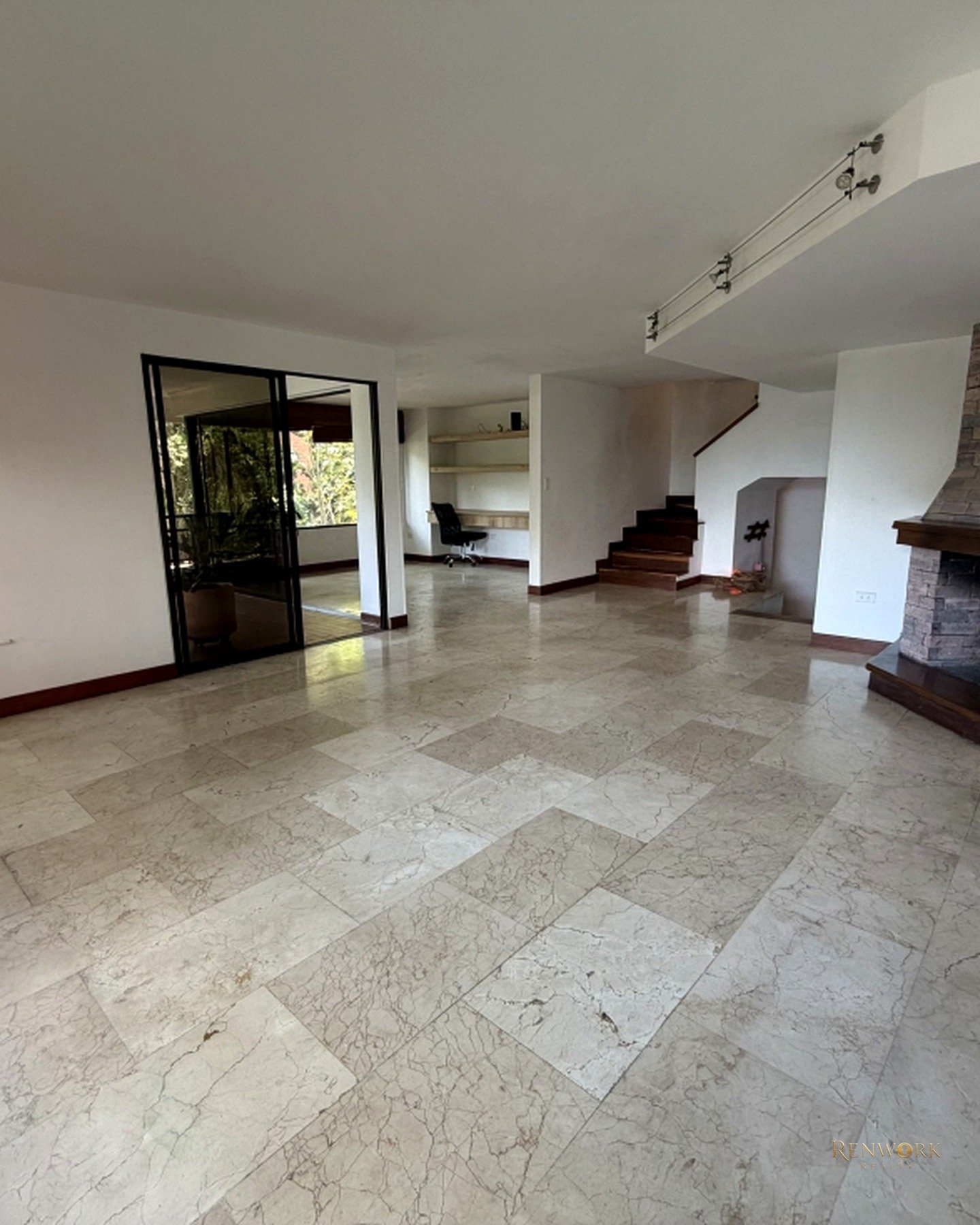 APARTAMENTO DE 3 NIVELES CON GRAN POTENCIAL DE REFORMA EN EL POBLADO · foto 1