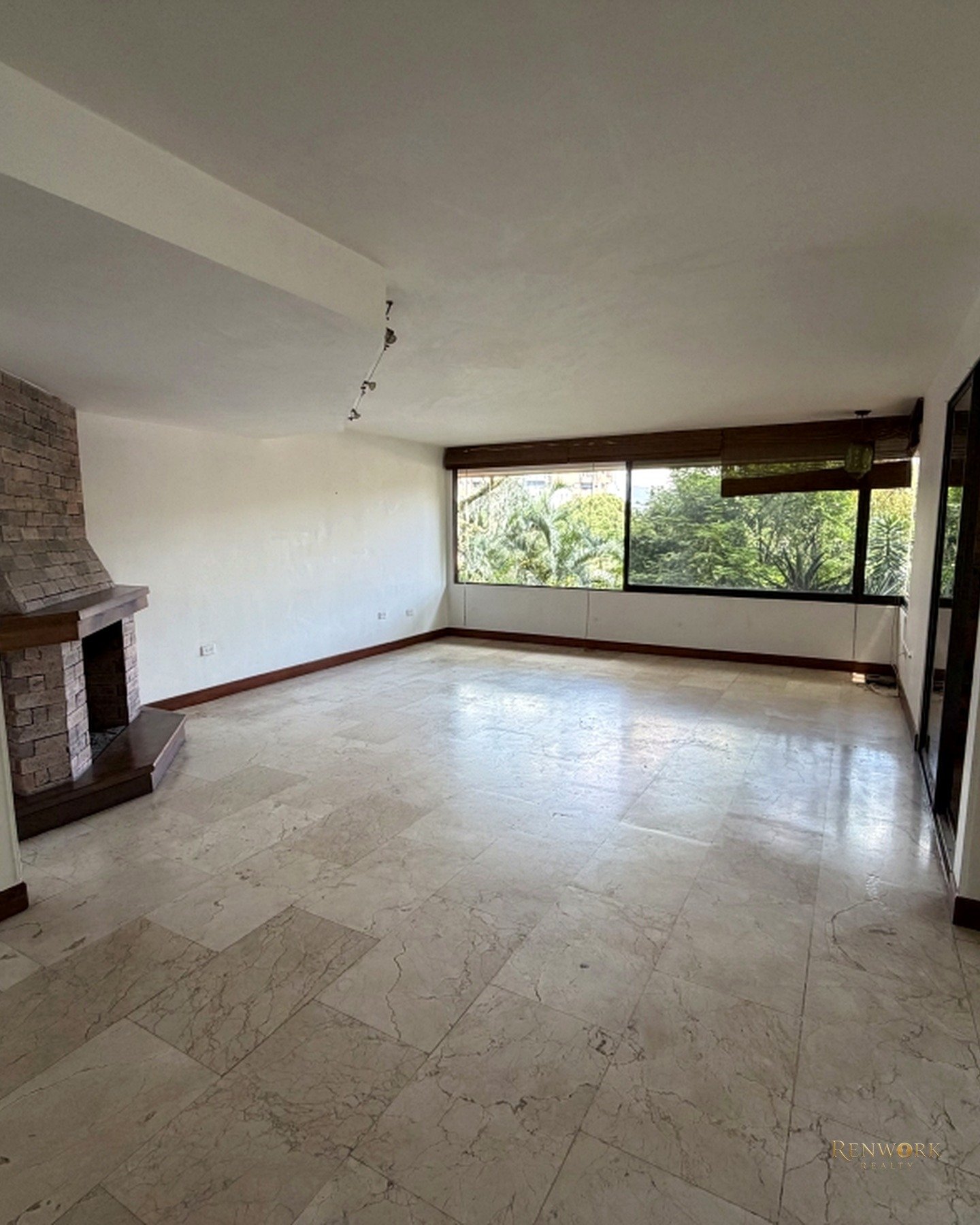 APARTAMENTO DE 3 NIVELES CON GRAN POTENCIAL DE REFORMA EN EL POBLADO · foto 4