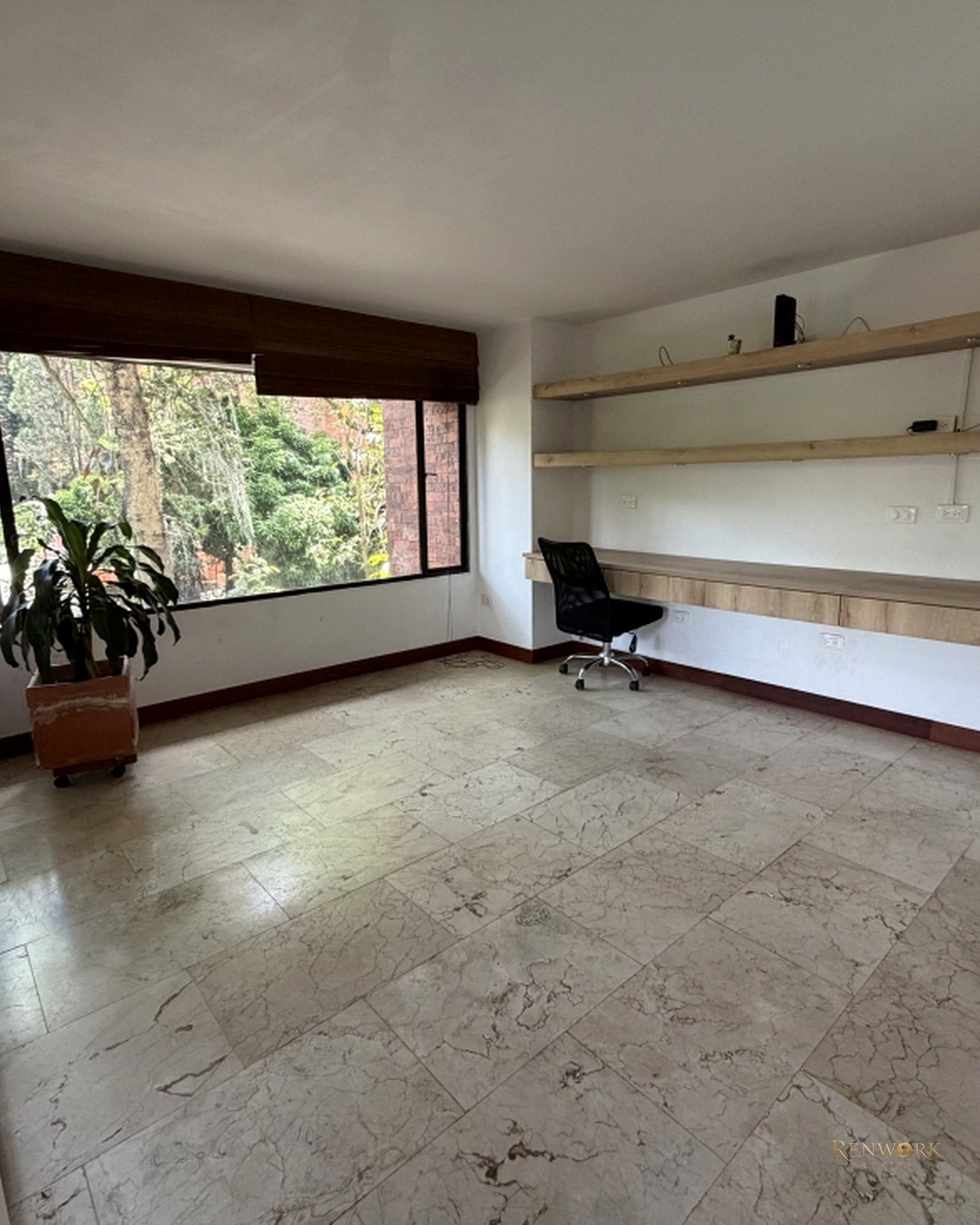 APARTAMENTO DE 3 NIVELES CON GRAN POTENCIAL DE REFORMA EN EL POBLADO · foto 6