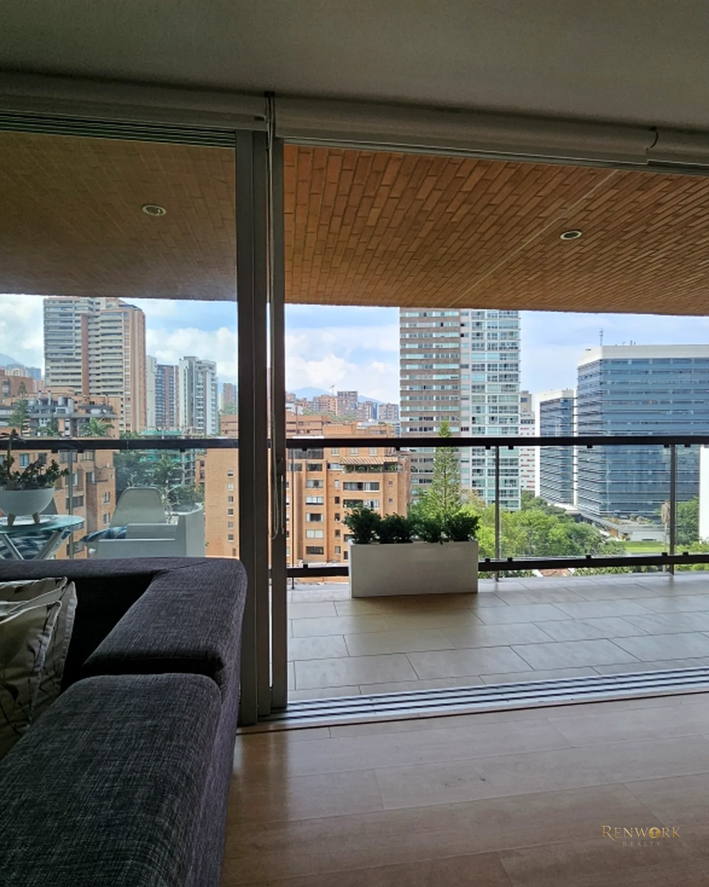 APARTAMENTO EN VENTA EL POBLADO MILLA DE ORO- PISO ALTO · foto 6