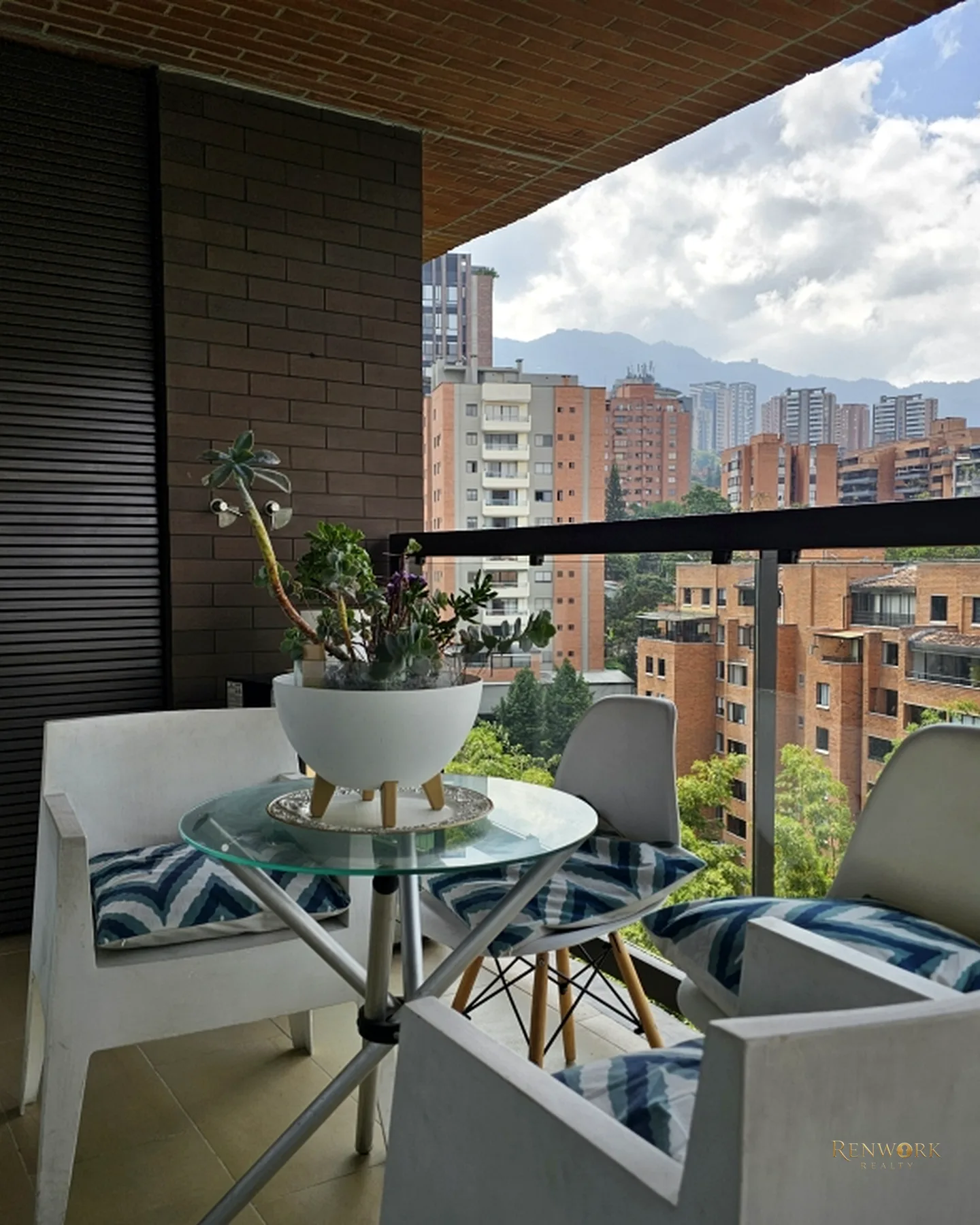 APARTAMENTO EN VENTA EL POBLADO MILLA DE ORO- PISO ALTO · foto 8