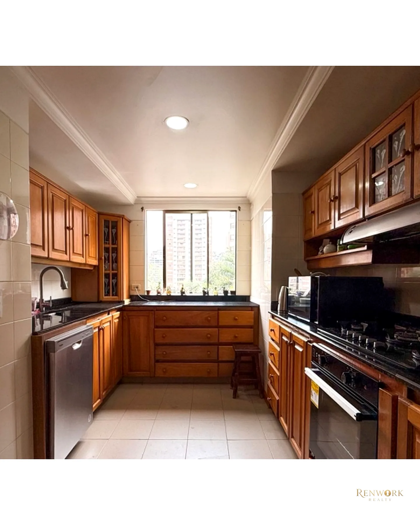 APARTAMENTO PARA LA VENTA EN EL POBLADO, CERCA AL CC SANTAFÉ, PISO 4 · foto 4