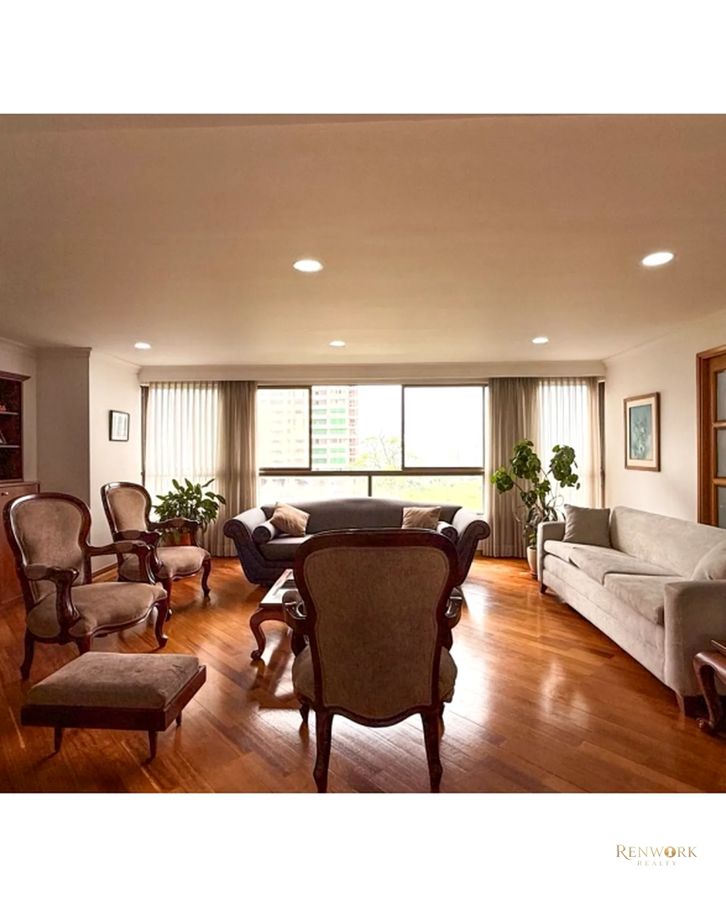 APARTAMENTO PARA LA VENTA EN EL POBLADO, CERCA AL CC SANTAFÉ, PISO 4 · foto 3