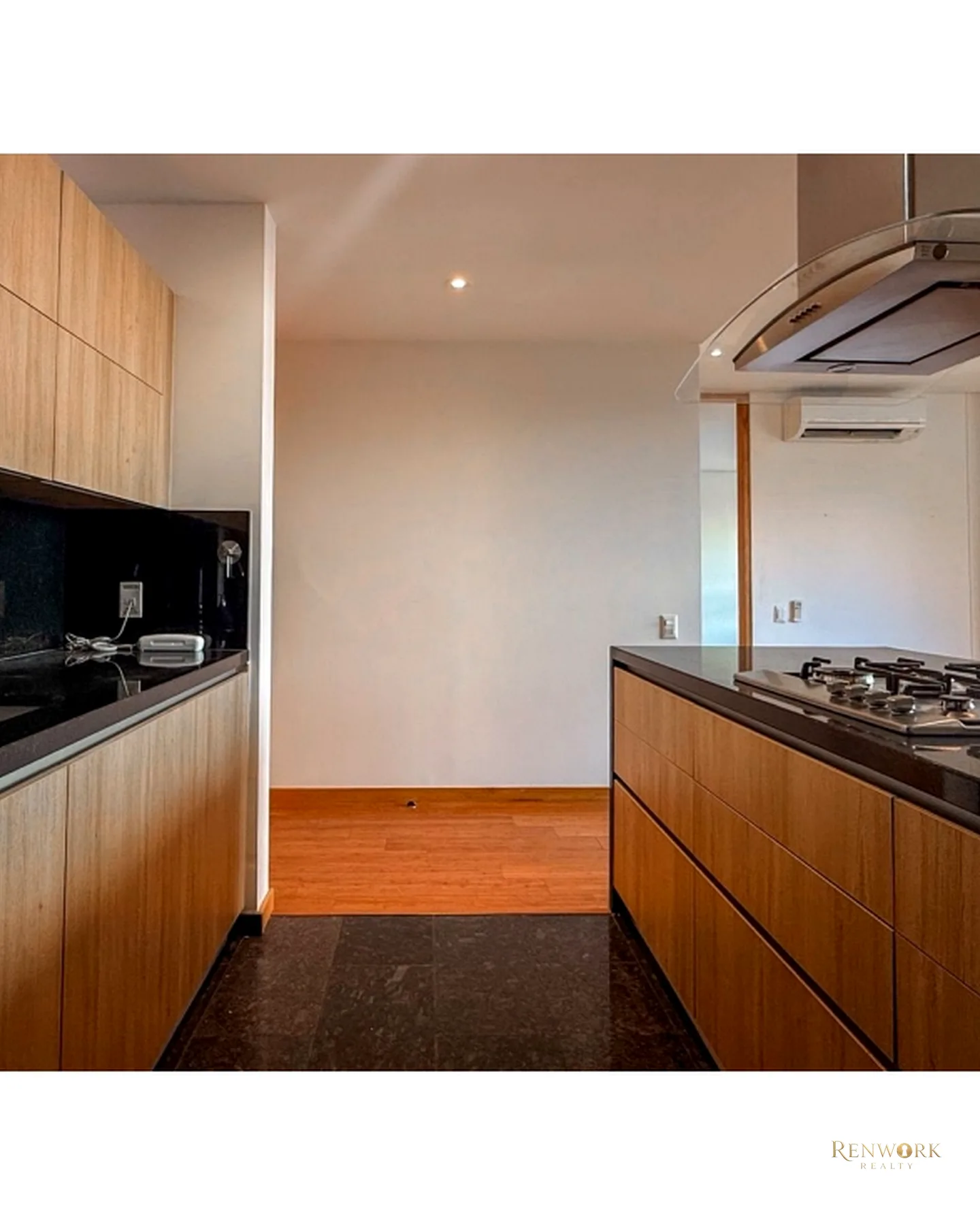 APARTAMENTO PARA LA VENTA EN EL POBLADO, CERCA AL TESORO PISO 19 · foto 4