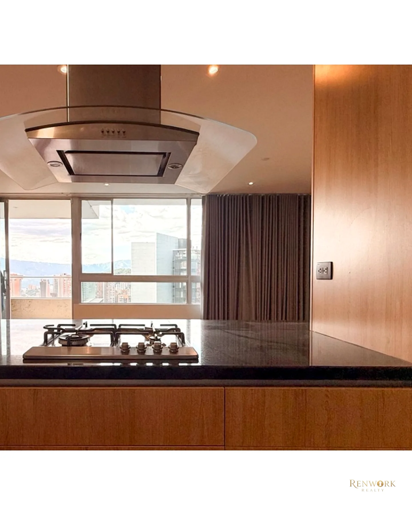 APARTAMENTO PARA LA VENTA EN EL POBLADO, CERCA AL TESORO PISO 19 · foto 2