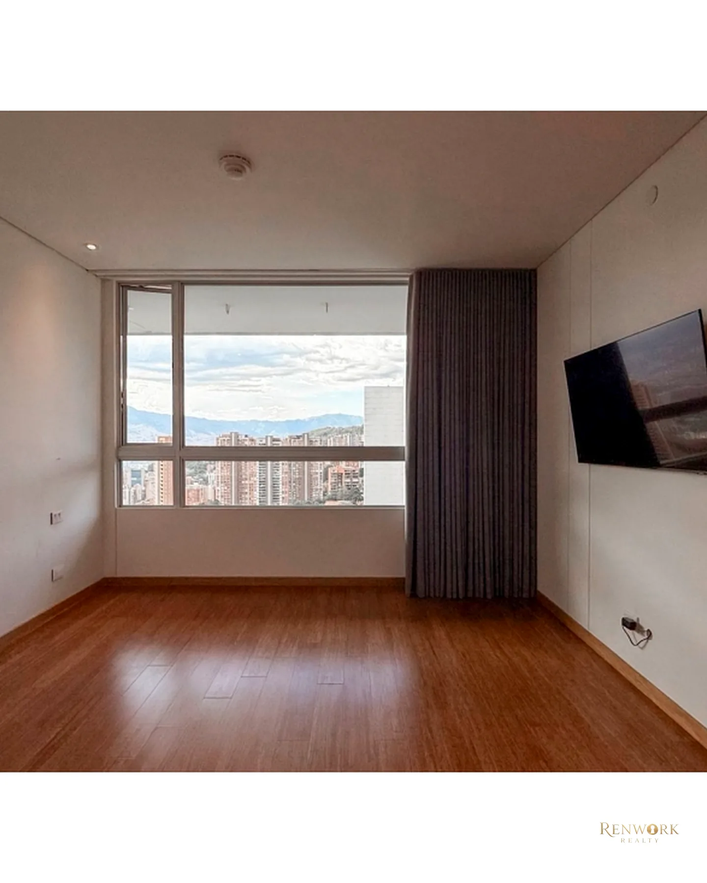 APARTAMENTO PARA LA VENTA EN EL POBLADO, CERCA AL TESORO PISO 19 · foto 8