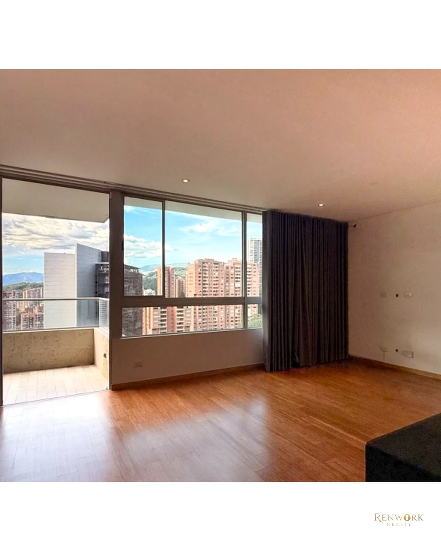 APARTAMENTO PARA LA VENTA EN EL POBLADO, CERCA AL TESORO PISO 19 · foto 10