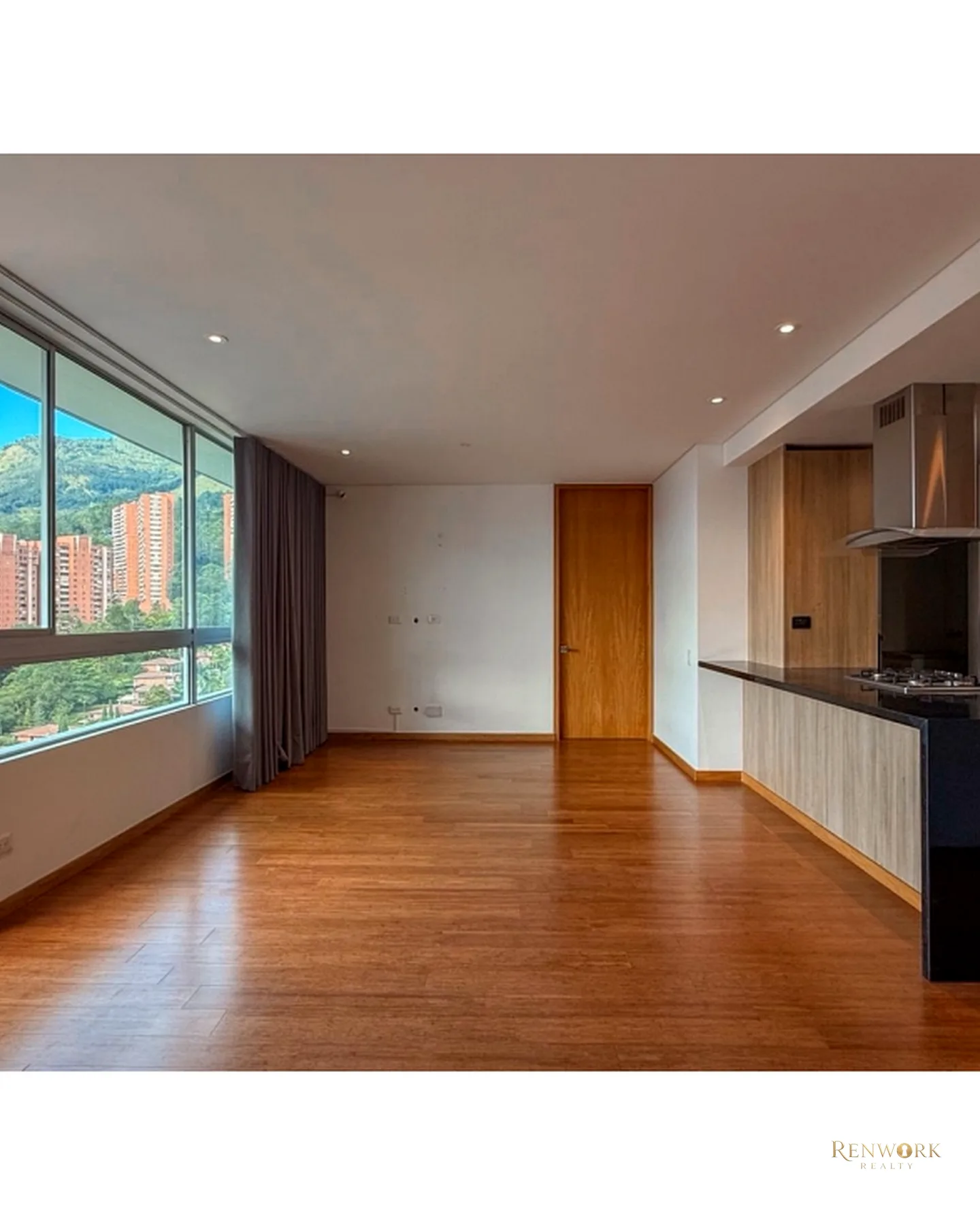 APARTAMENTO PARA LA VENTA EN EL POBLADO, CERCA AL TESORO PISO 19 · foto 9
