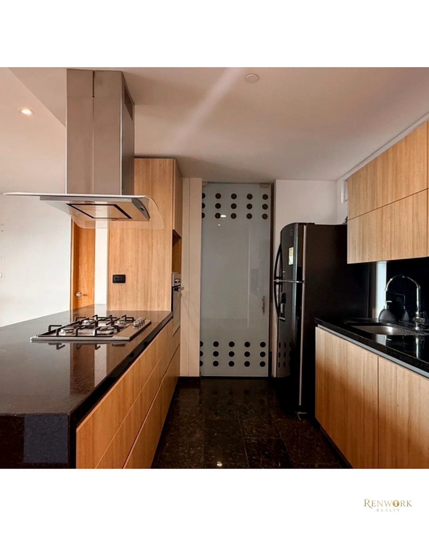 APARTAMENTO PARA LA VENTA EN EL POBLADO, CERCA AL TESORO PISO 19 · foto 3