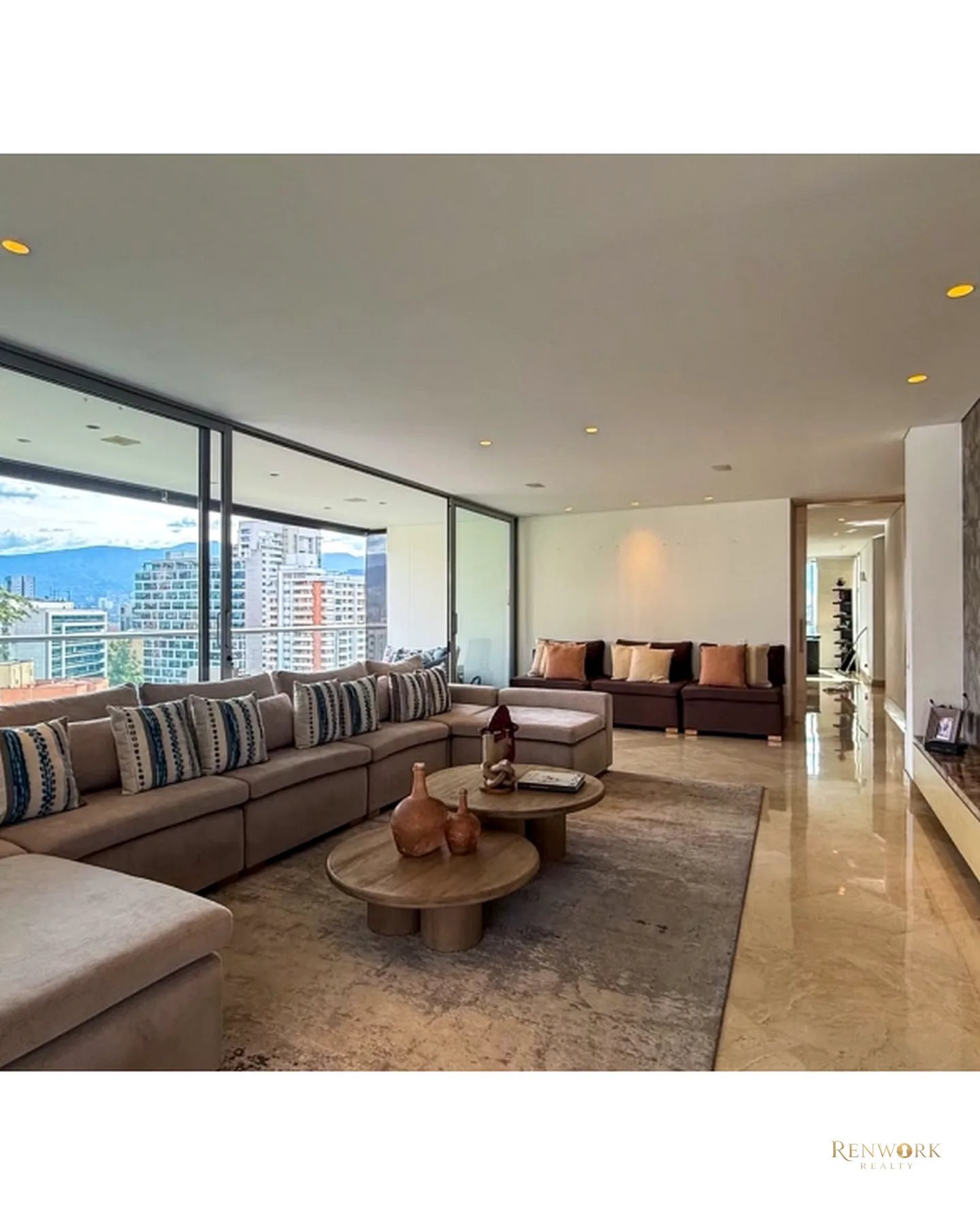 APARTAMENTO PARA LA VENTA EN EL POBLADO, PISO 10 · foto 2