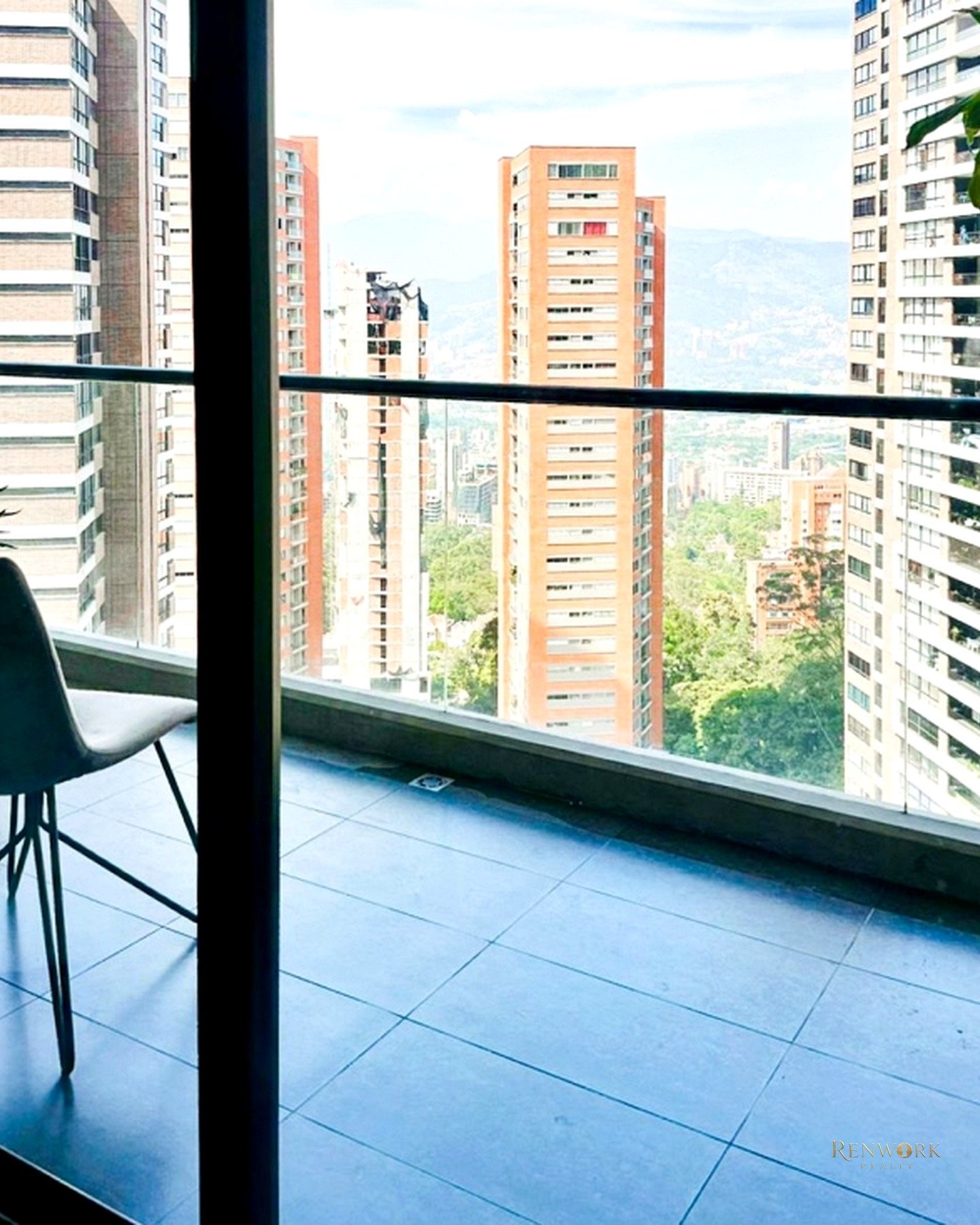 APARTAMENTO PARA LA VENTA EN EL POBLADO, PISO 18 · foto 3