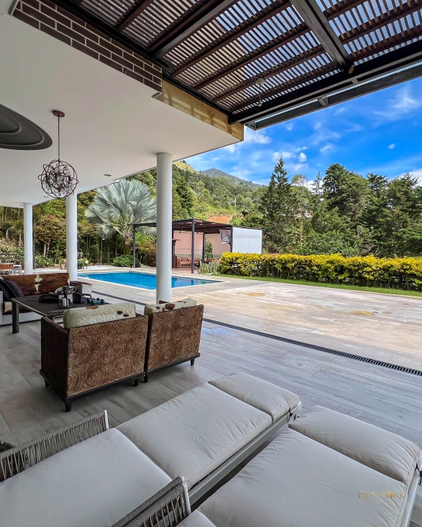 CASA CON PISCINA, BOSQUE EN LAS PALMAS (10.500MILLONES)