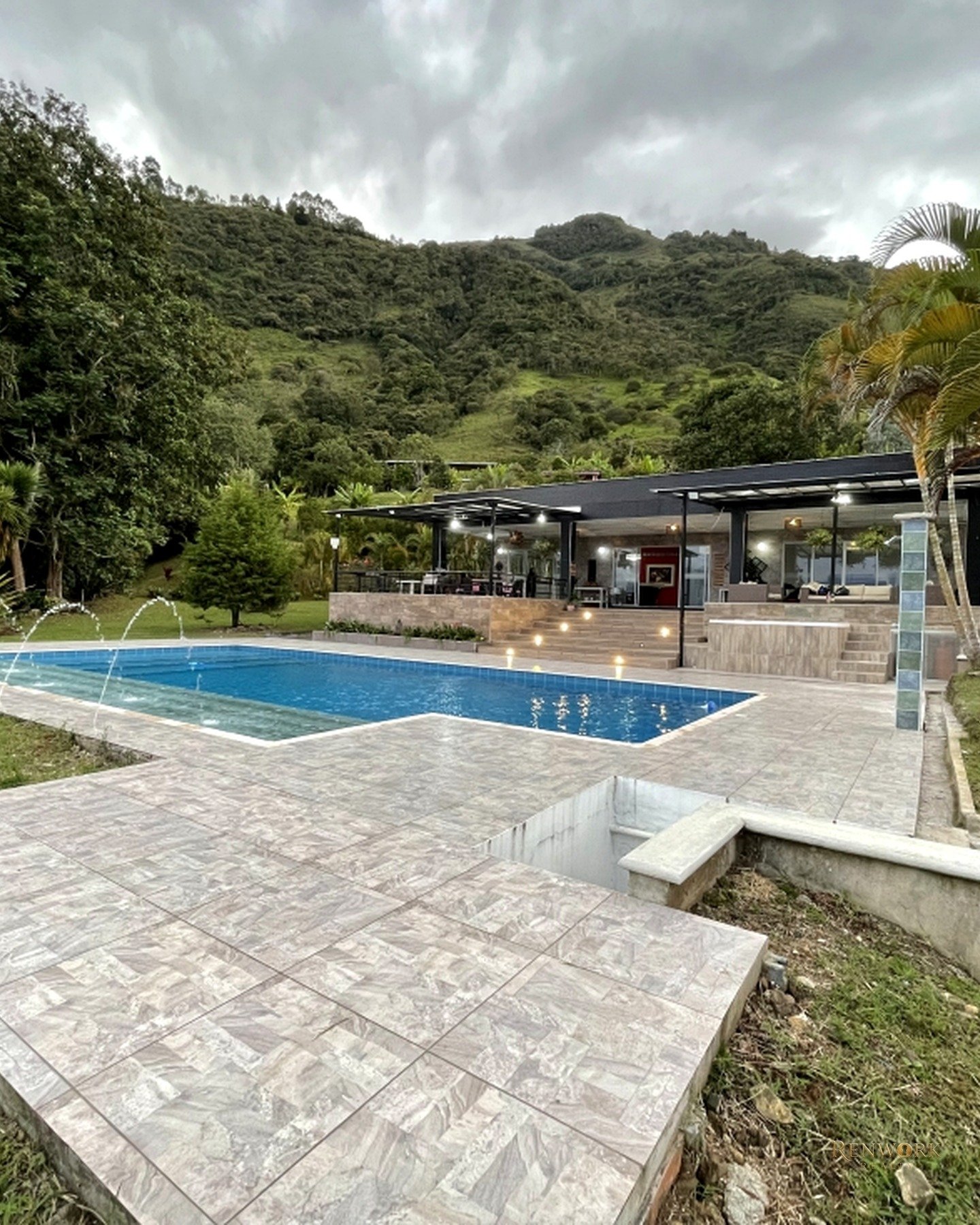 Vista de CASA DE ESTILO MODERNO CON PISCINA EN COPACABANA