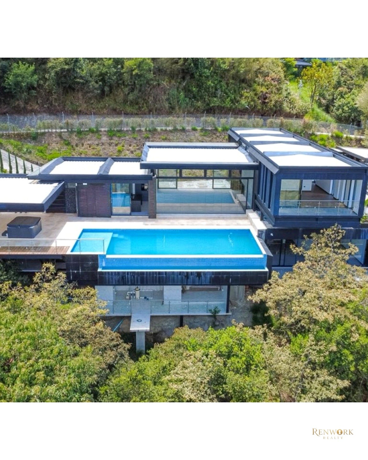 Vista de CASA DE LUJO CON AMPLIAS ZONAS VERDES – NORTEAMÉRICA- BELLO
