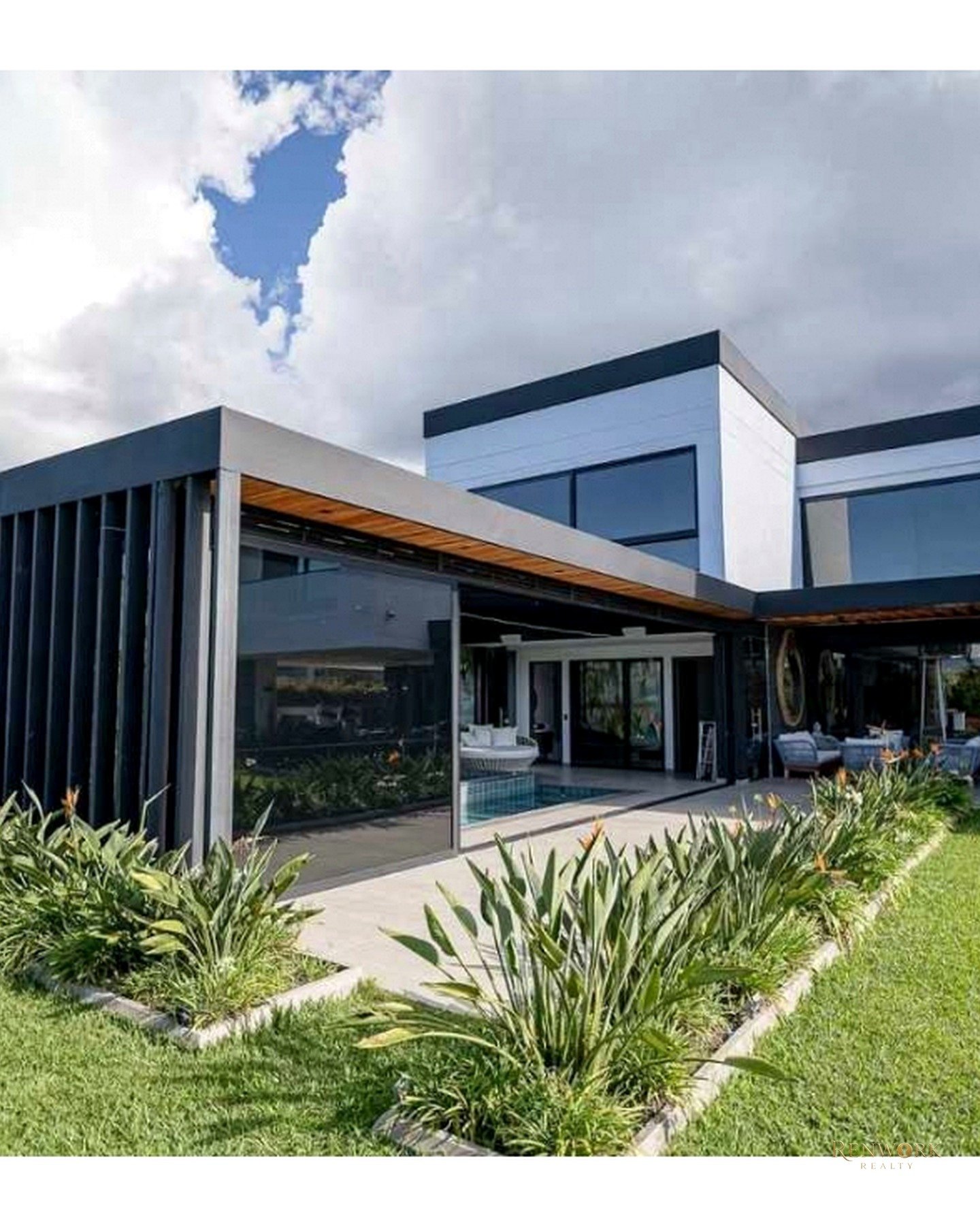 CASA DE LUJO CON PISCINA CUBIERTA EN LLANOGRANDE UNIDA CERRADA · foto 4