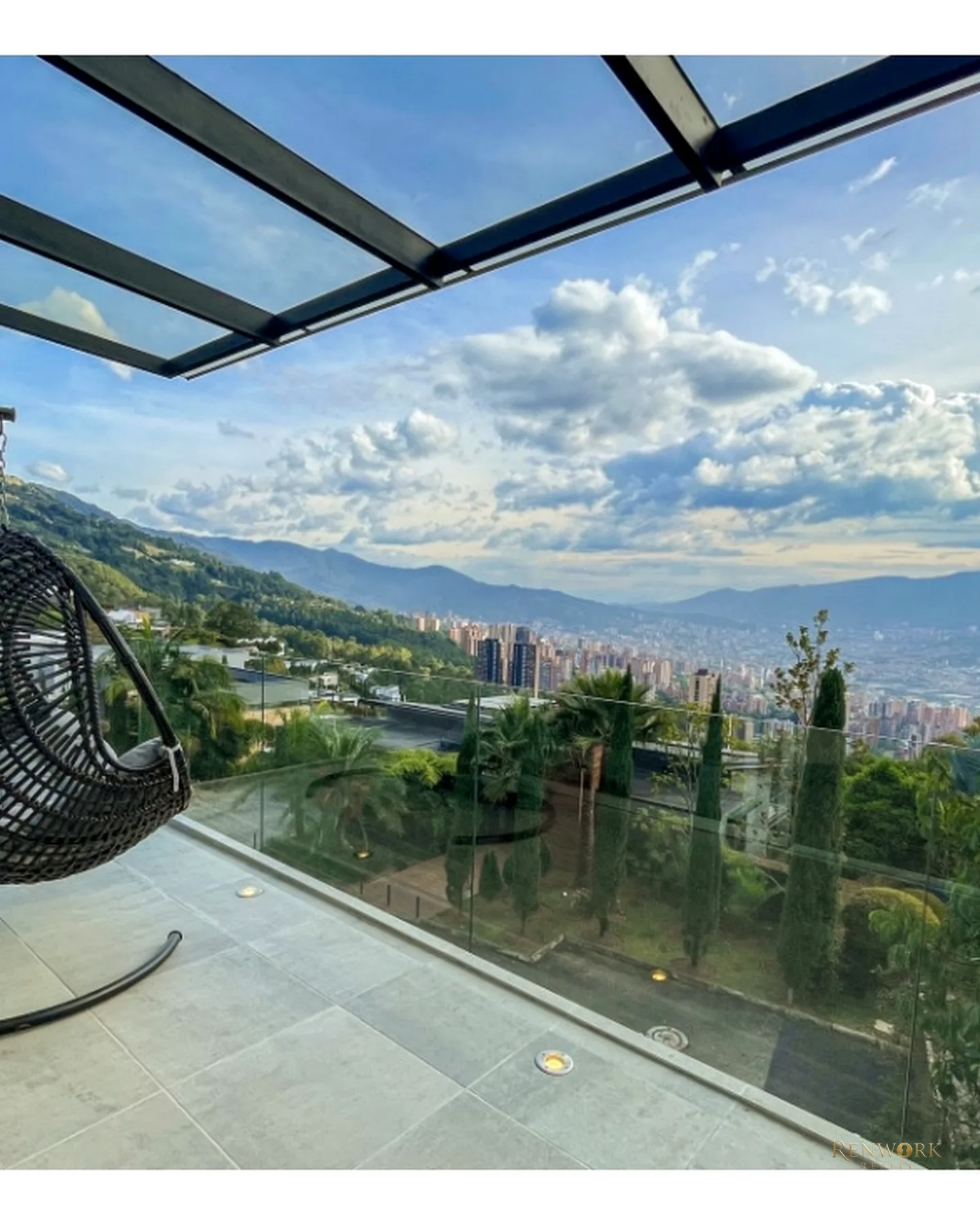 CASA DE LUJO EN LAS PALMAS, MEDELLÍN – VISTAS ESPECTACULARES