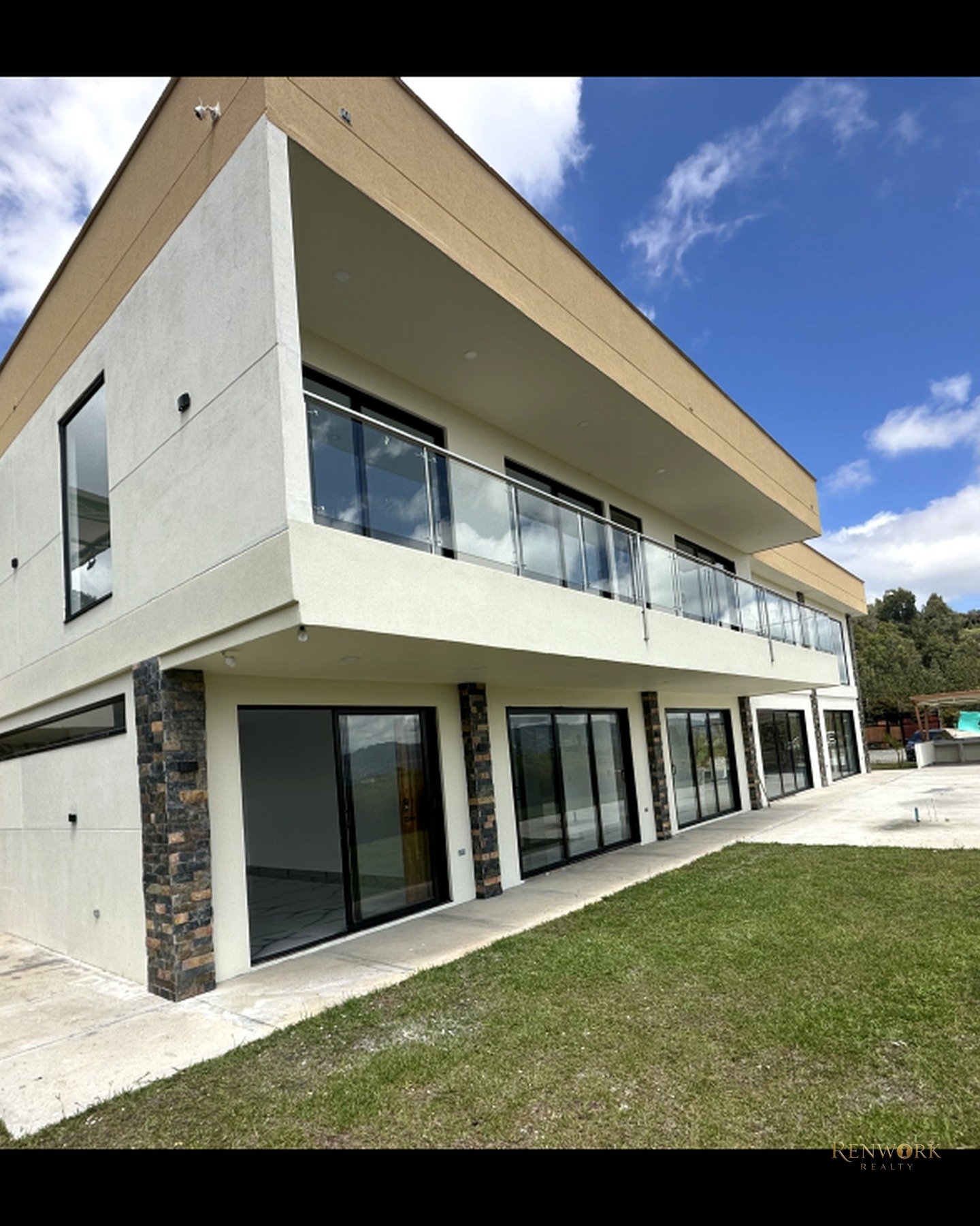 CASA DE LUJO PARA ESTRENAR CERCA AL AEROPUERTO JMC · foto 2