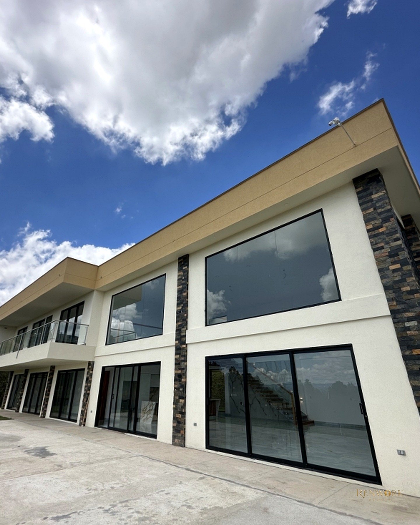 CASA DE LUJO PARA ESTRENAR CERCA AL AEROPUERTO JMC · foto 3