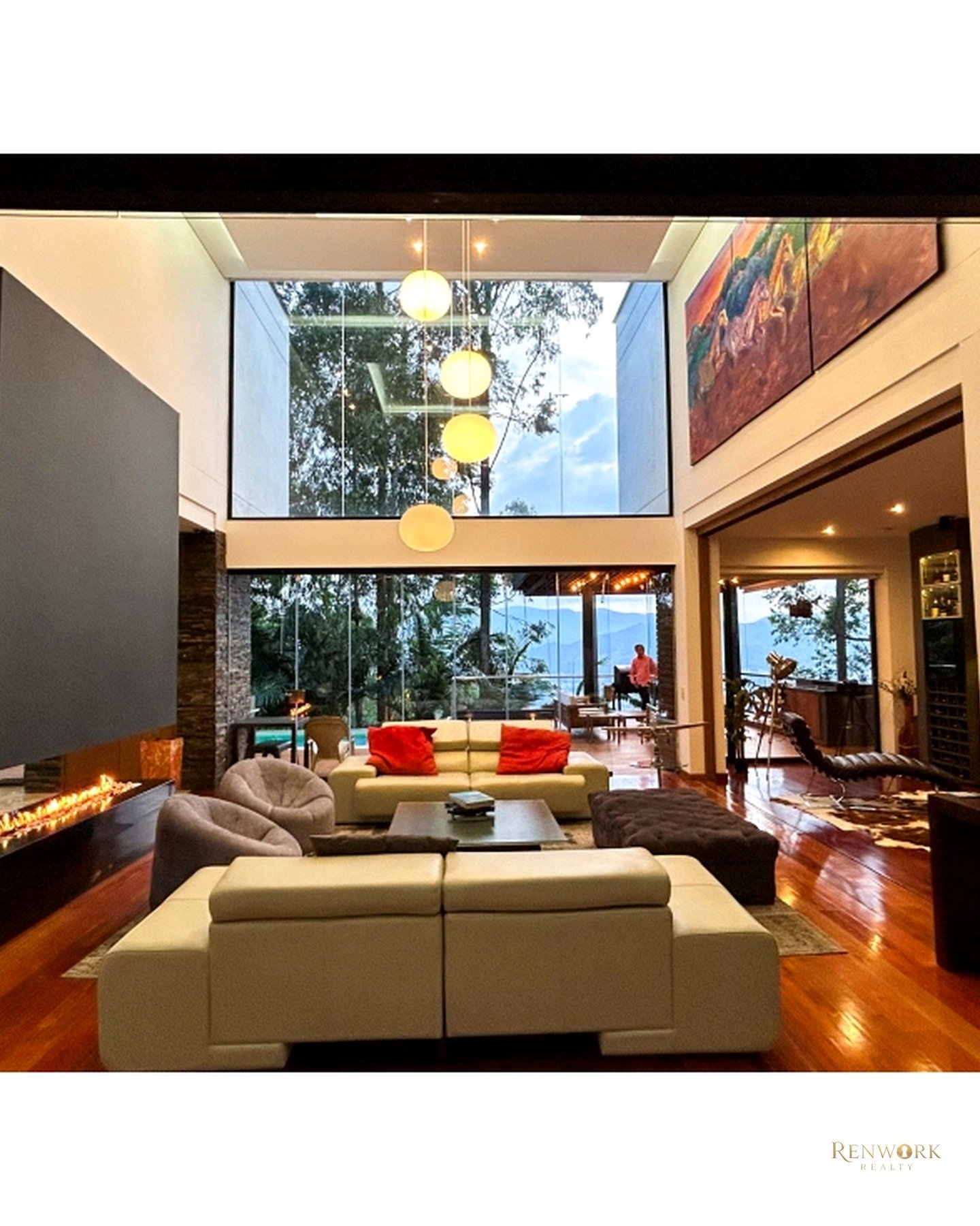 Vista de CASA DE LUJO PARA LA VENTA EN EXCLUSIVA ZONA CERCA AL TESORO