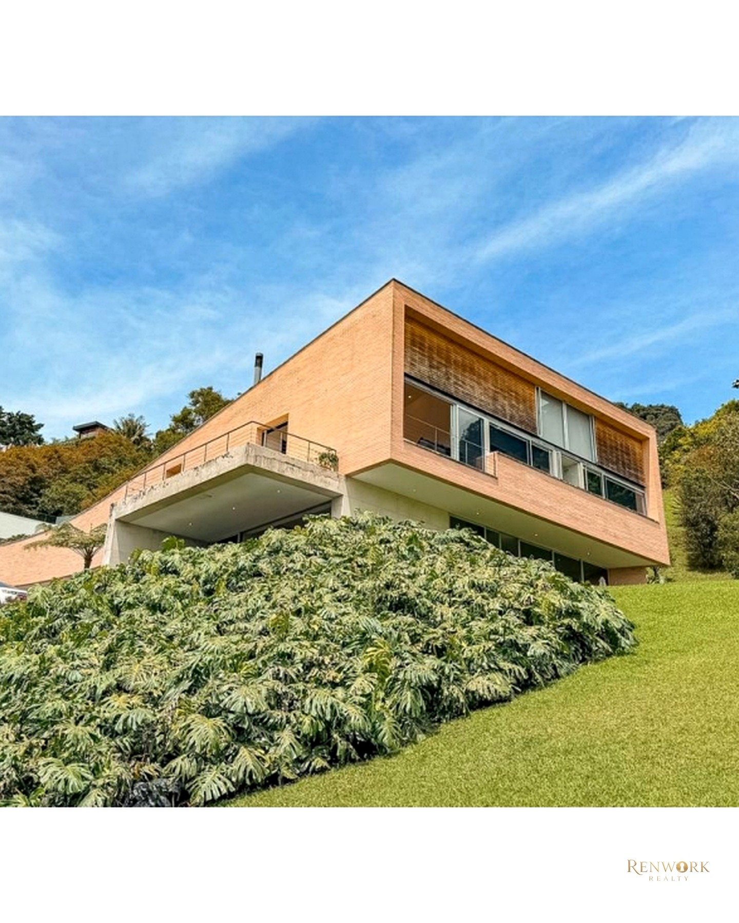 Vista de CASA DE LUJO PARA LA VENTA EN PALMAS, UNIDAD CERRADA