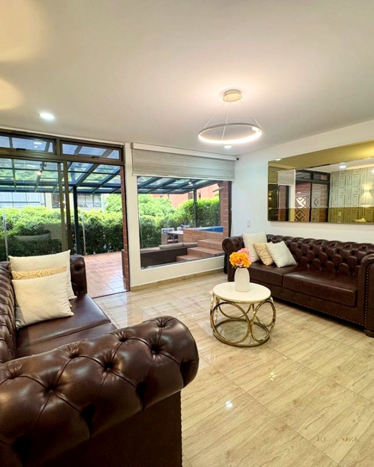 Vista de CASA EN VENTA A 2 MINUTOS DEL CENTRO COMERCIAL EL TESORO - 240 M²