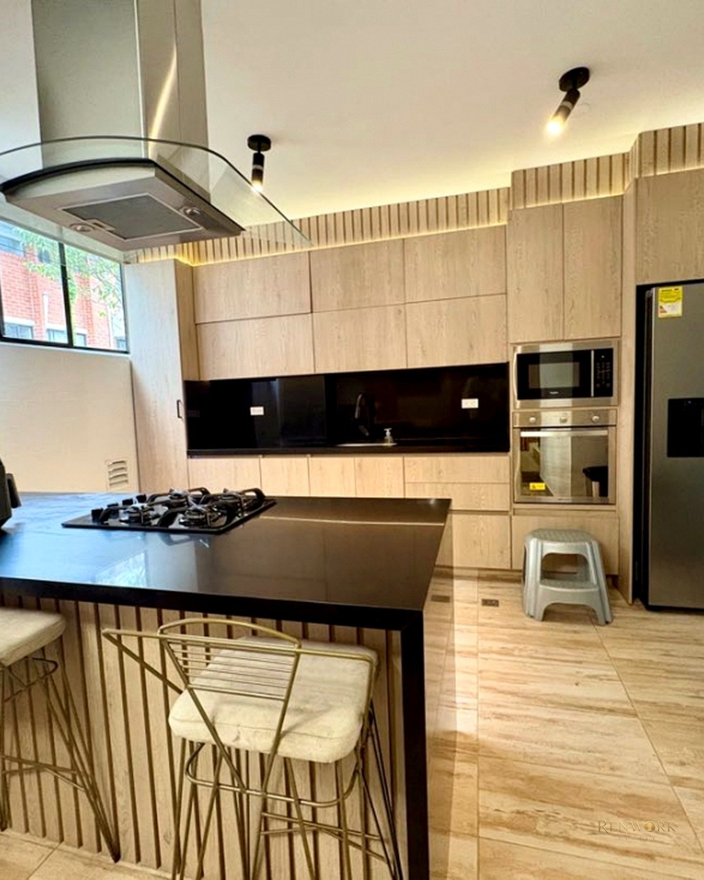 CASA EN VENTA A 2 MINUTOS DEL CENTRO COMERCIAL EL TESORO - 240 M² · foto 5