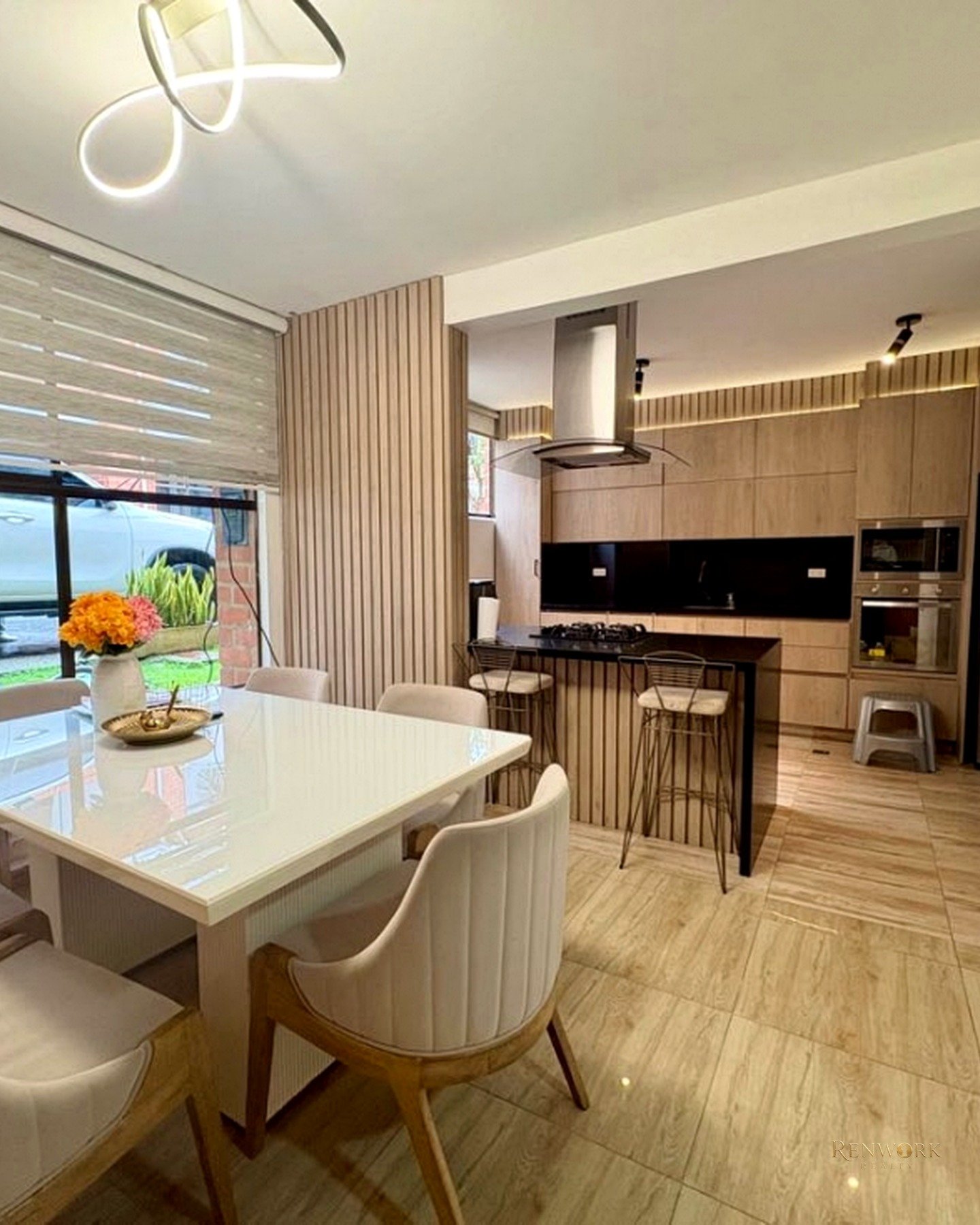 CASA EN VENTA A 2 MINUTOS DEL CENTRO COMERCIAL EL TESORO - 240 M² · foto 3