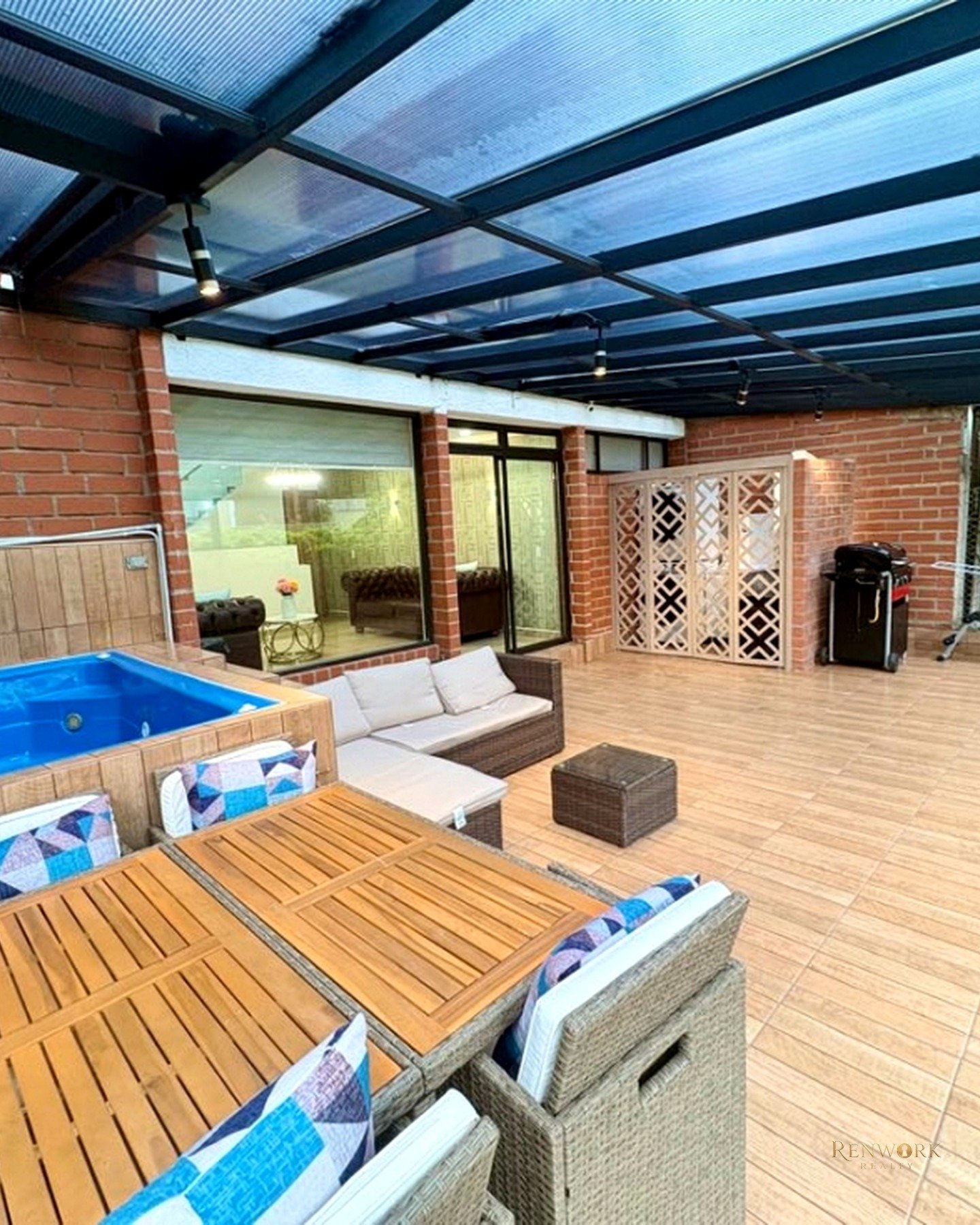 CASA EN VENTA A 2 MINUTOS DEL CENTRO COMERCIAL EL TESORO - 240 M² · foto 2