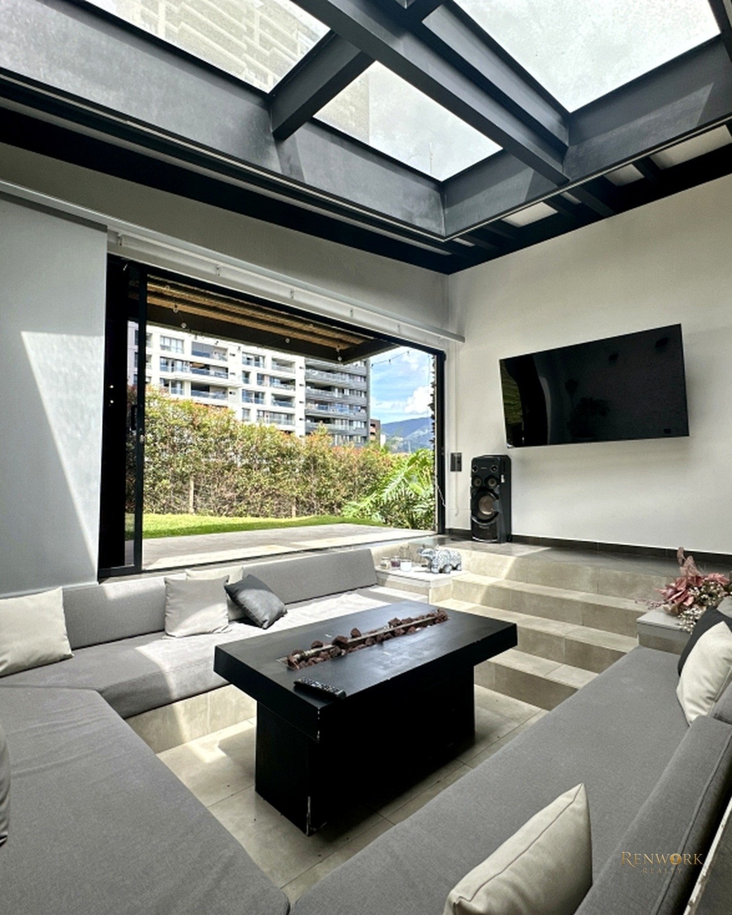 CASA EN VENTA CON VISTA A LA CIUDAD, JACCUZI Y SALA DE CINE. SABANETA. · foto 3