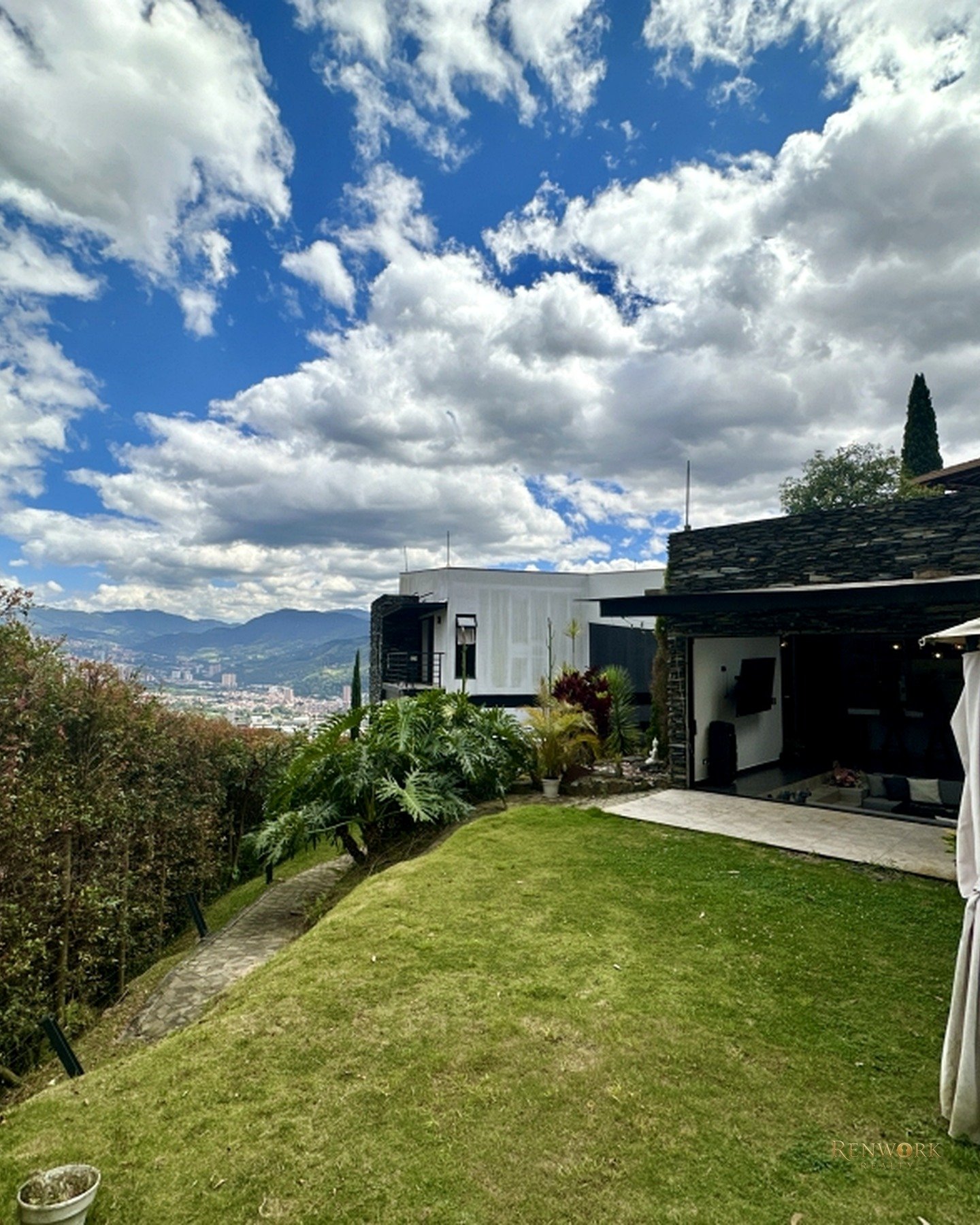 CASA EN VENTA CON VISTA A LA CIUDAD, JACCUZI Y SALA DE CINE. SABANETA. · foto 20