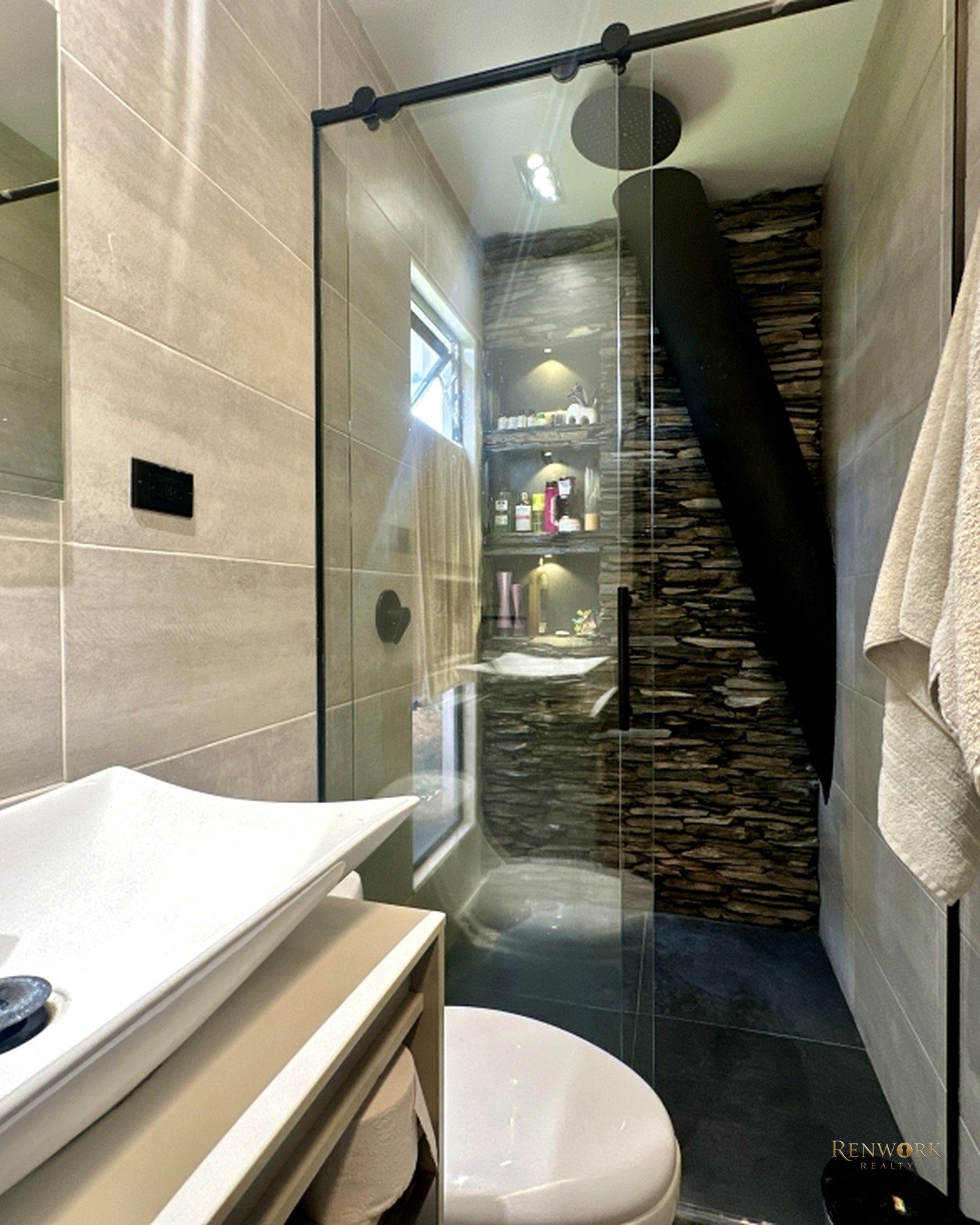 CASA EN VENTA CON VISTA A LA CIUDAD, JACCUZI Y SALA DE CINE. SABANETA. · foto 16