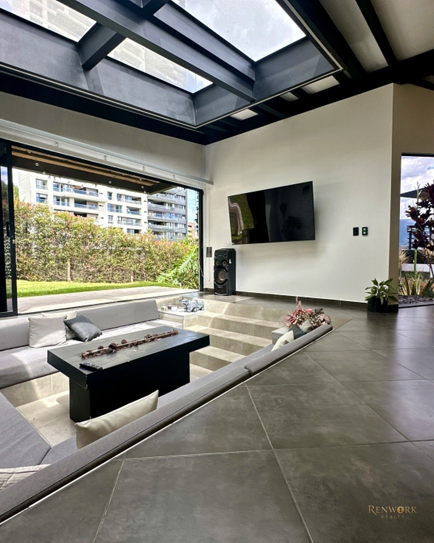 CASA EN VENTA CON VISTA A LA CIUDAD, JACCUZI Y SALA DE CINE. SABANETA. · foto 9