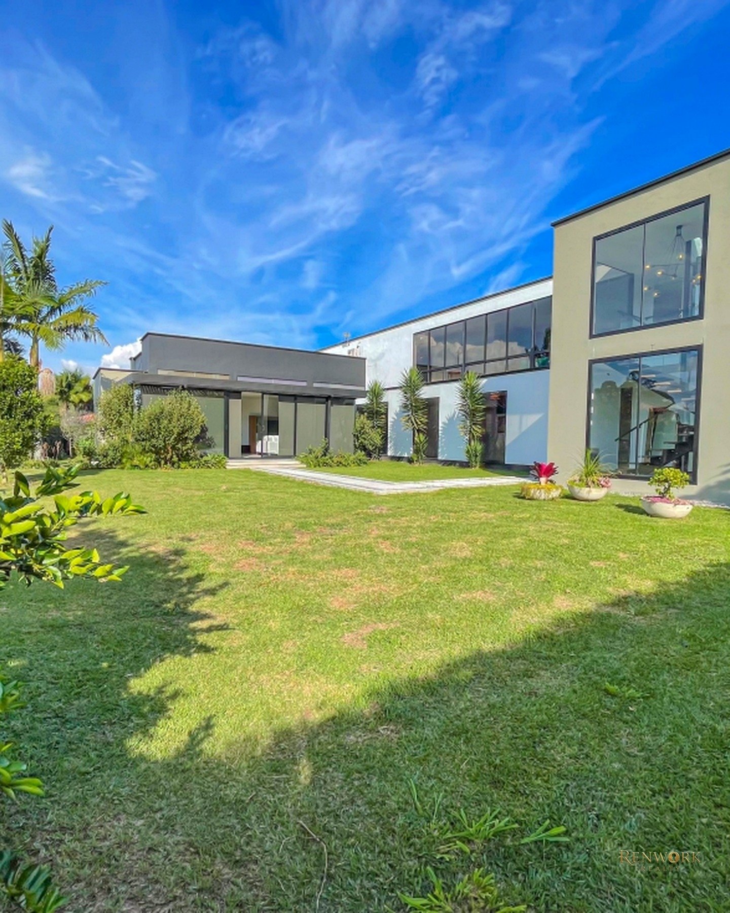 CASA MODERNA CON ACABADOS DE LUJO Y ASCENSOR EN LLANOGRANDE