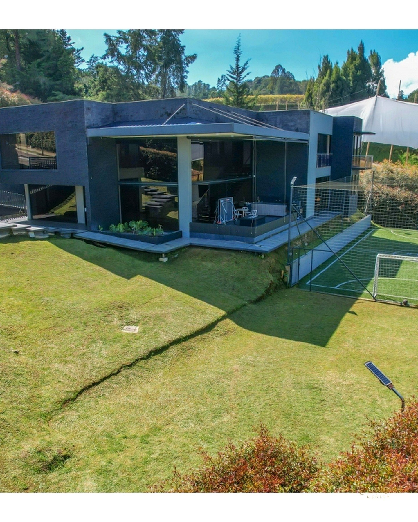 CASA MODERNA CON CANCHA SINTETICA EN LAS PALMAS · foto 4