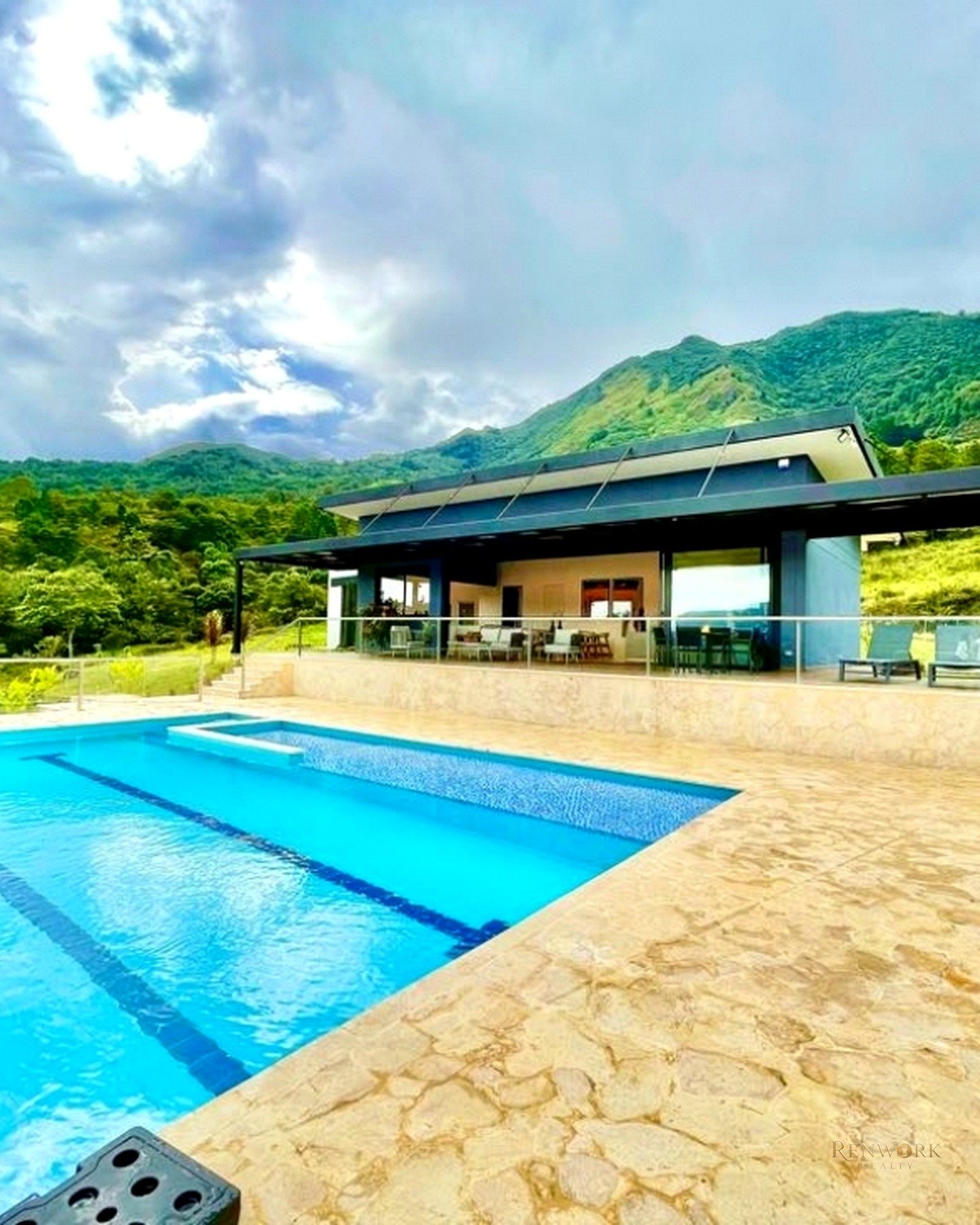 Vista de CASA MODERNA CON VISTA Y PISCINA CLIMATIZADA EN COPACABANA