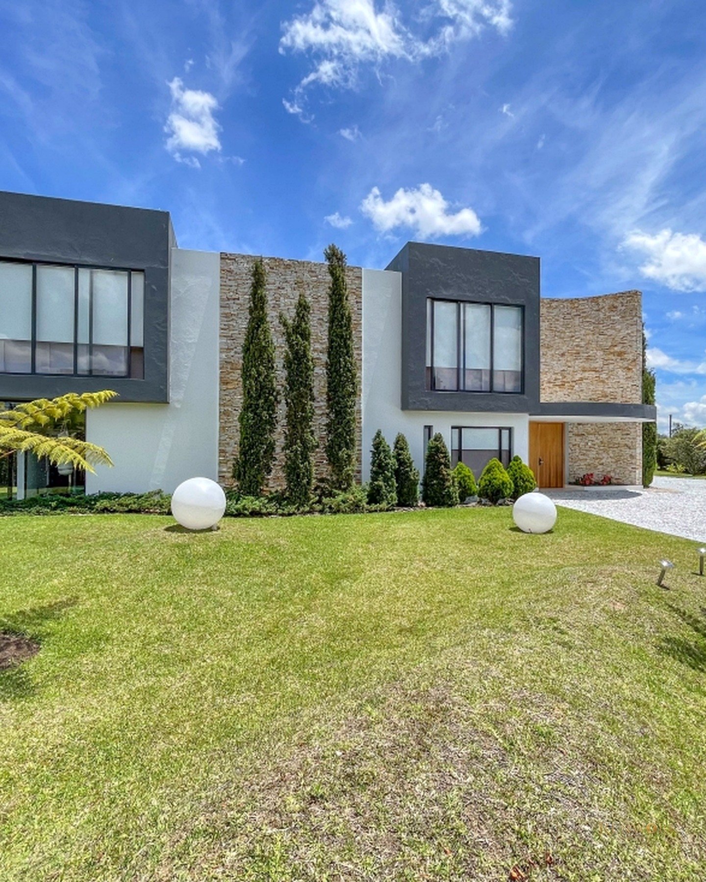 CASA MODERNA EN LLANOGRANDE