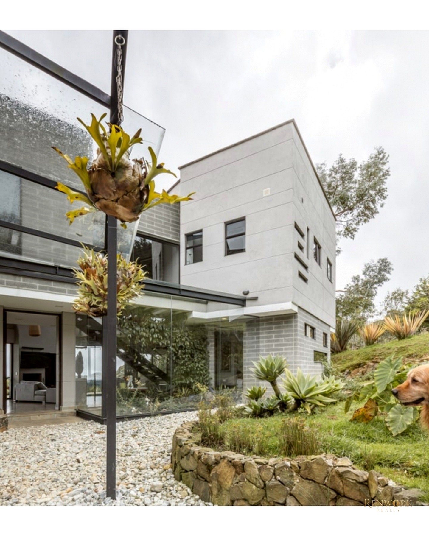 Vista de CASA Y LOTE PARA LA VENTA EN SANTA ELENA