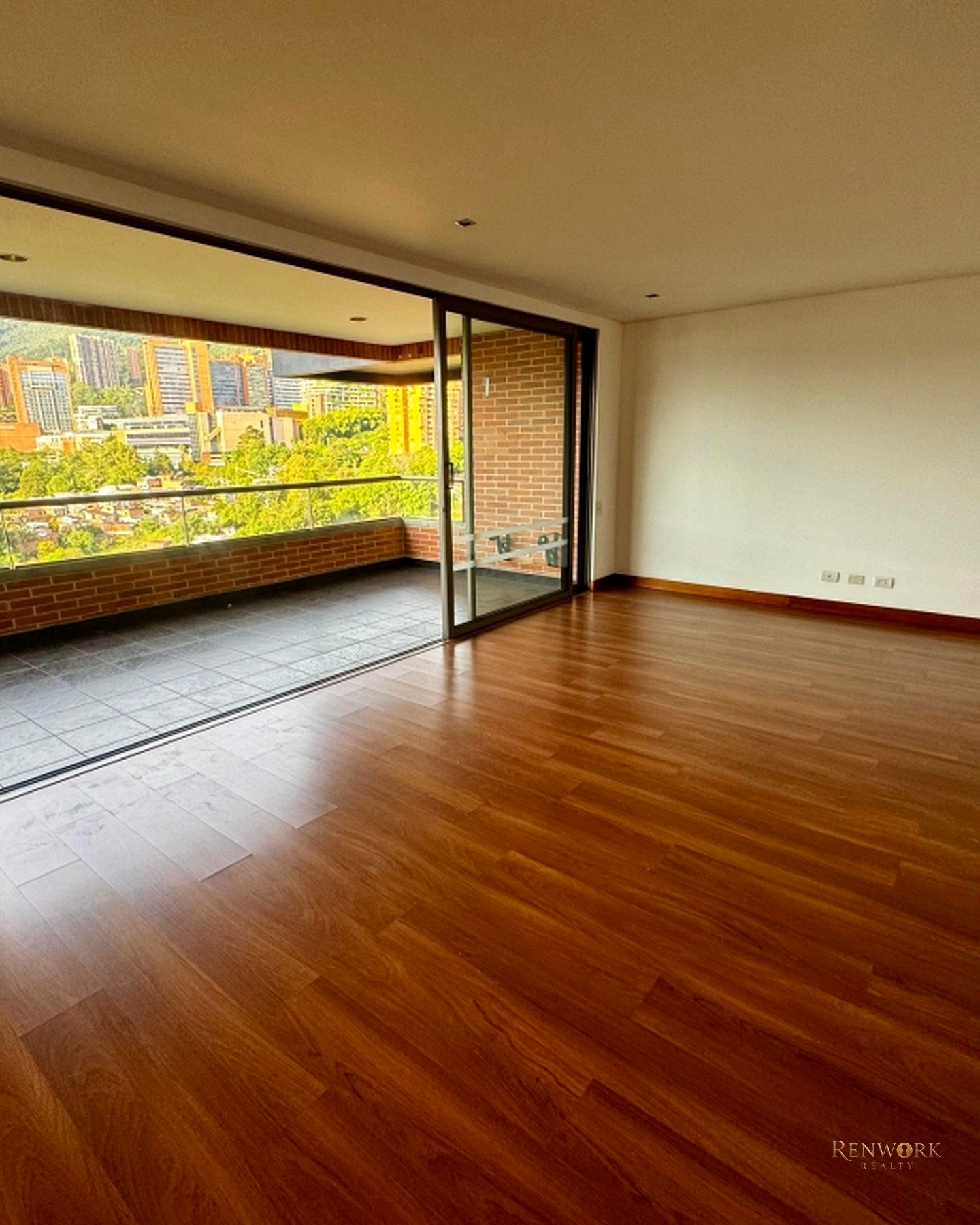 Vista de ESPECTACULAR APTO EN VENTA Y ARRIENDO LOMA DE LOS GONZALES