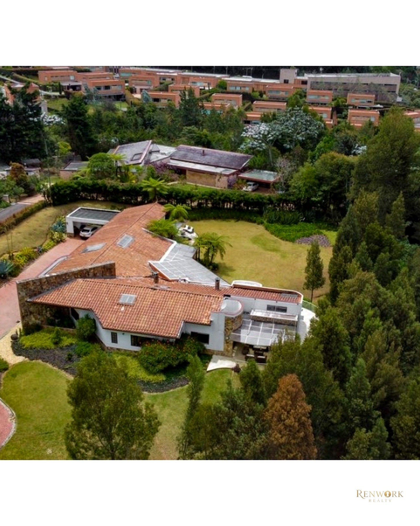 Vista de EXCLUSIVA CASA CAMPESTRE, GRAN LOTE ALTO DE LAS PALMAS A LA VENTA.