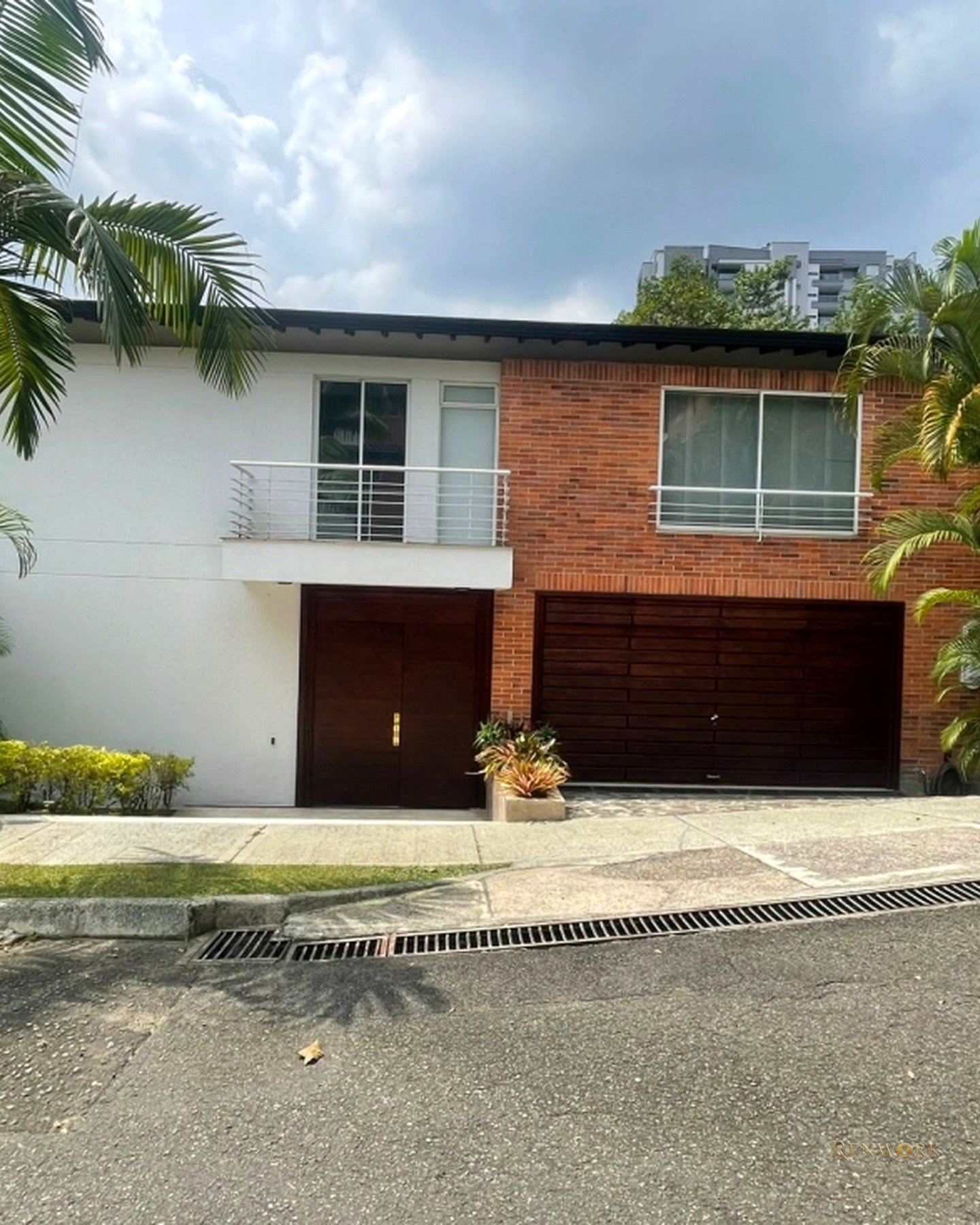 EXCLUSIVA CASA ESQUINERA EN VENTA EN LOMA DE BENEDICTINOS, ENVIGADO · foto 1