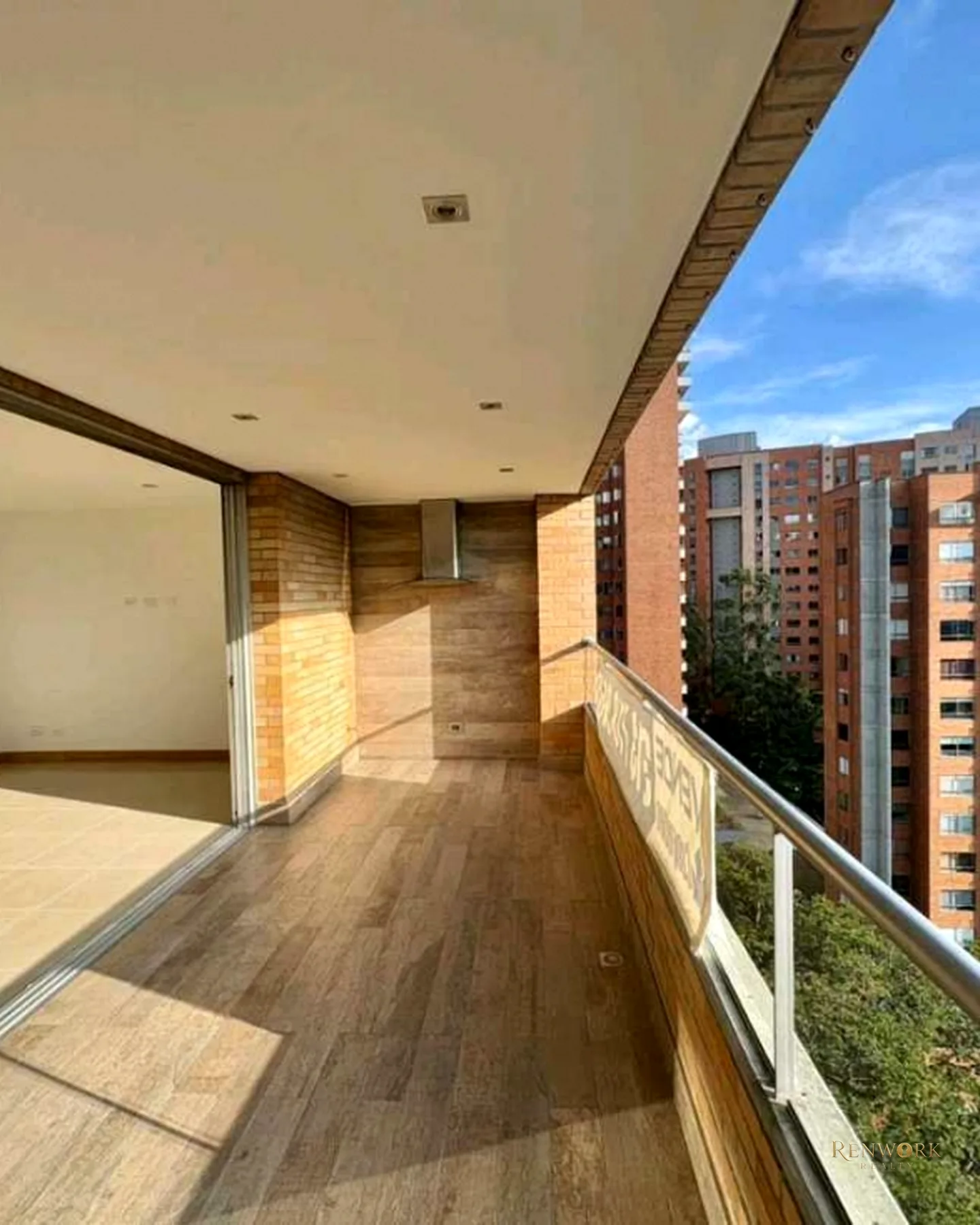 EXCLUSIVO APARTAMENTO REMODELADO CERCA AL TESORO POBLADO · foto 1