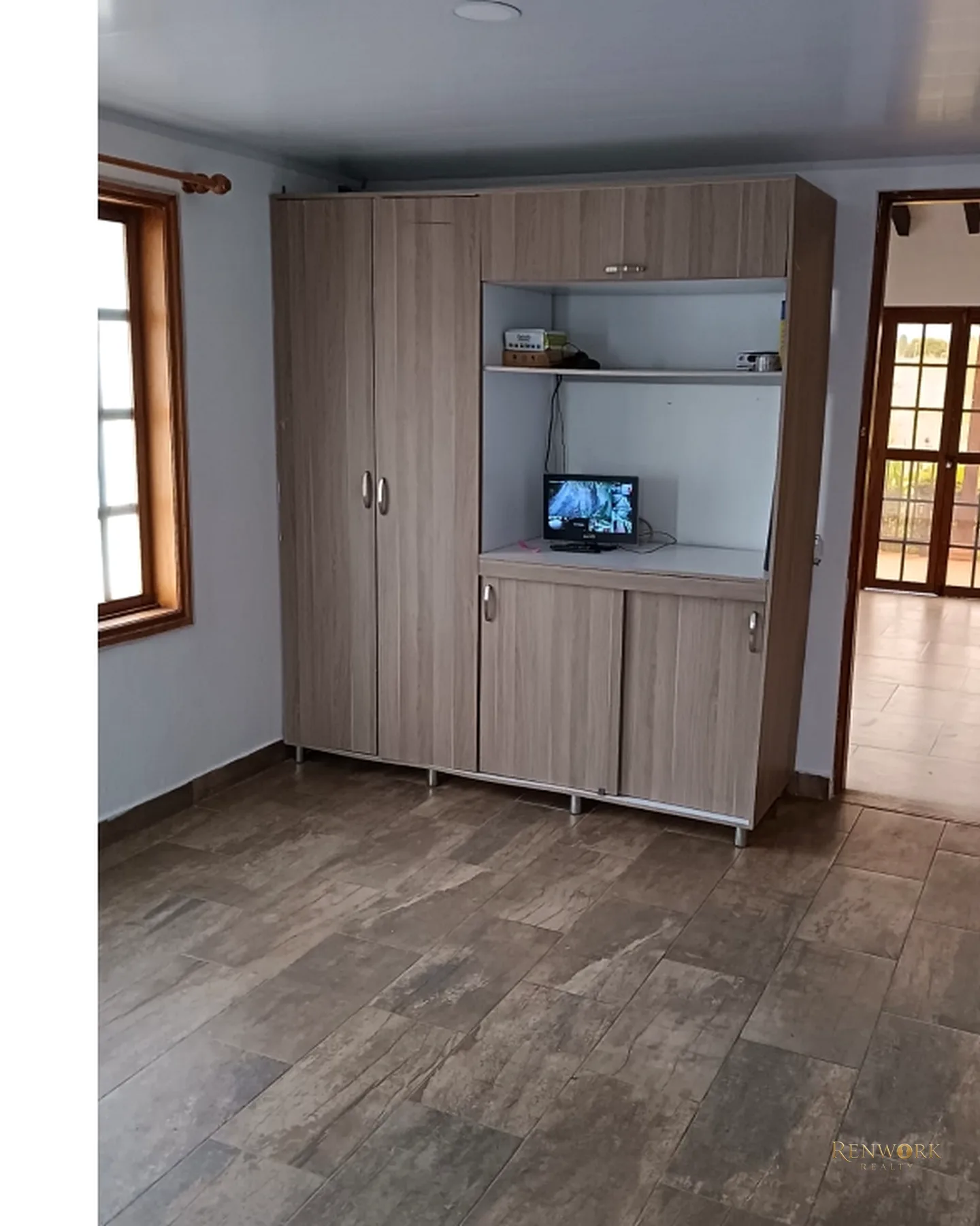 FINCA 2.350M² GUARNE VÍA AEROPUE $1.300M, GARAJE 20 CARROS Y PERMUTA · foto 3