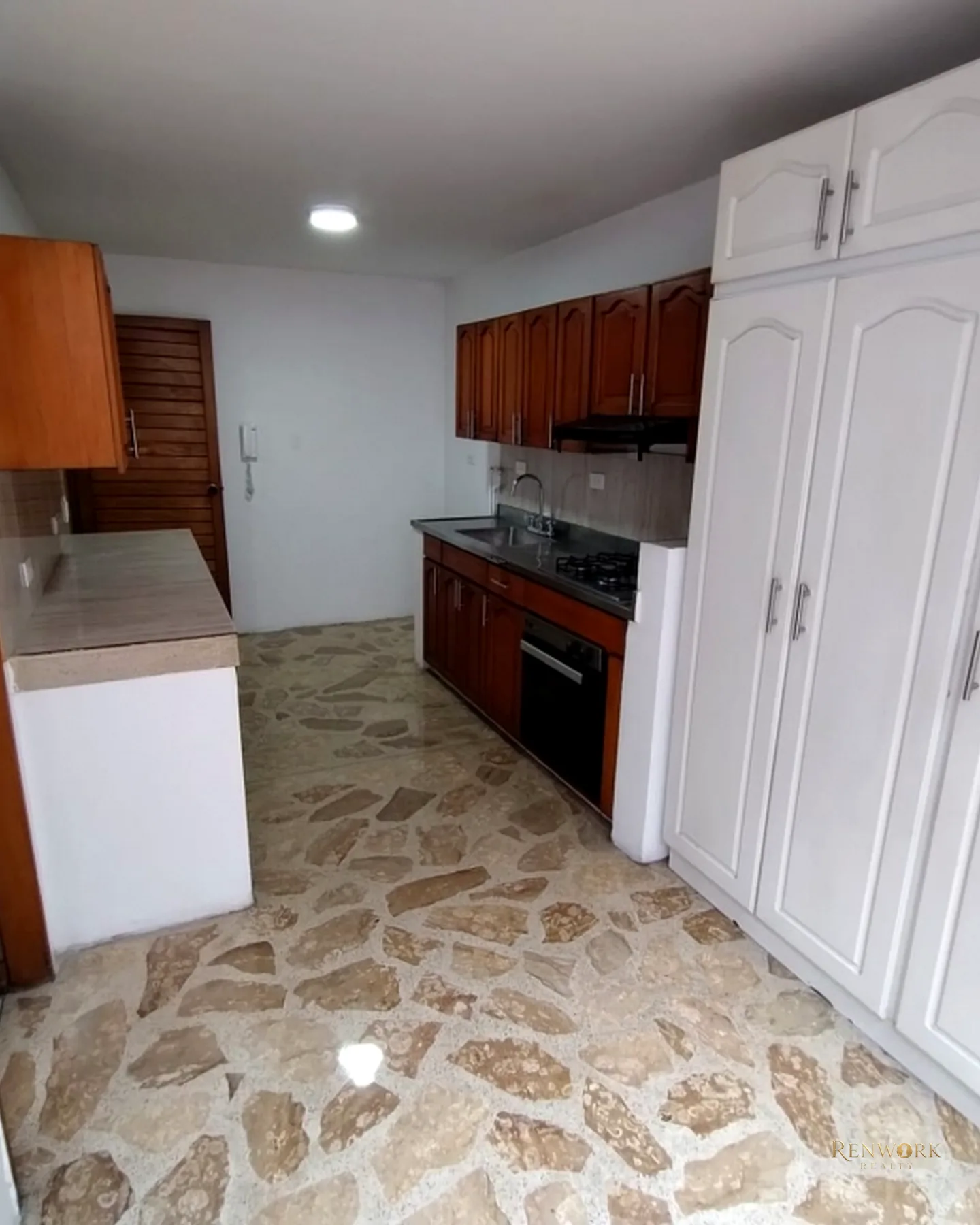 HERMOSO APARTAMENTO CON TERRAZA EN EL CORAZON DE LAURELES · foto 3