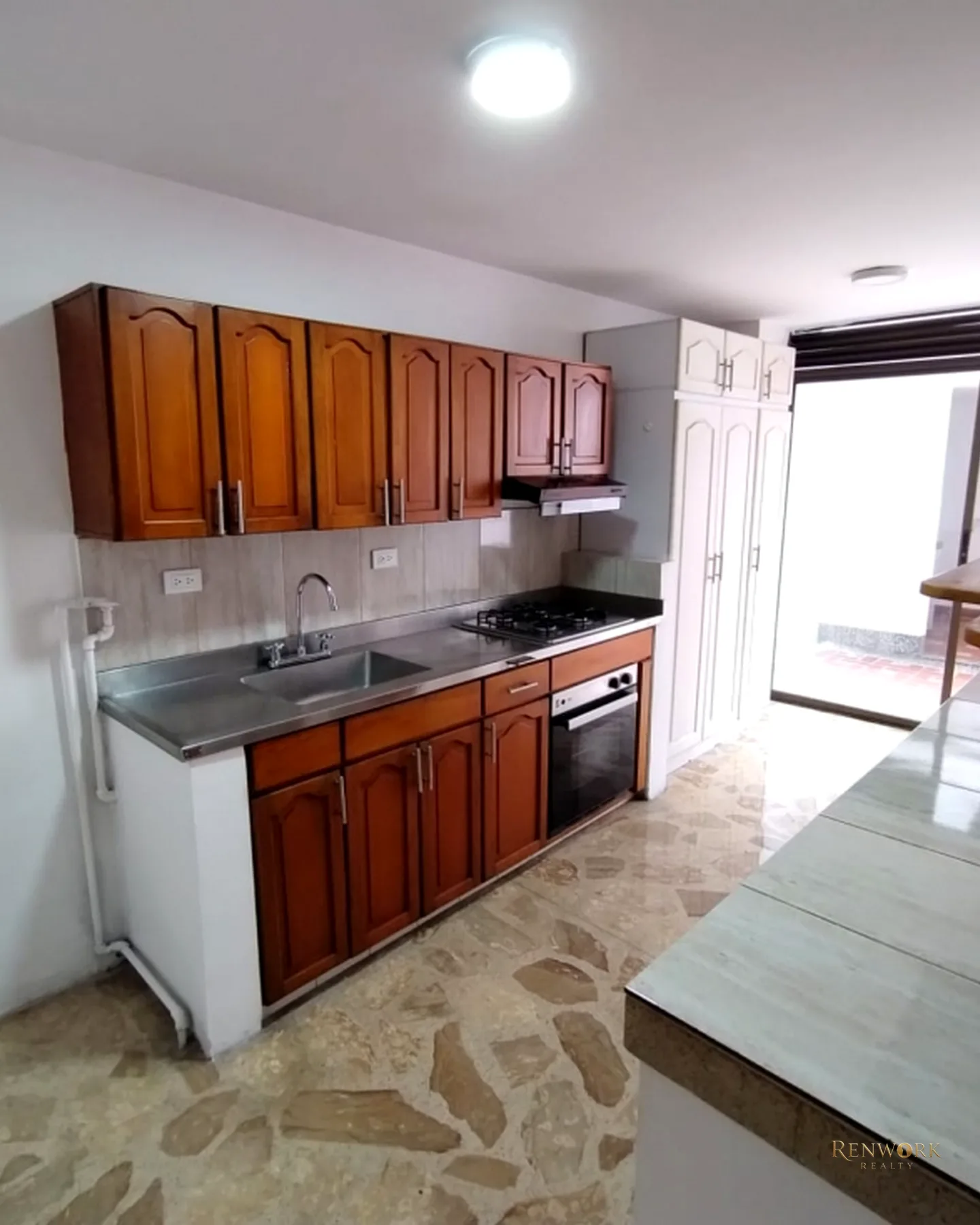 HERMOSO APARTAMENTO CON TERRAZA EN EL CORAZON DE LAURELES · foto 2